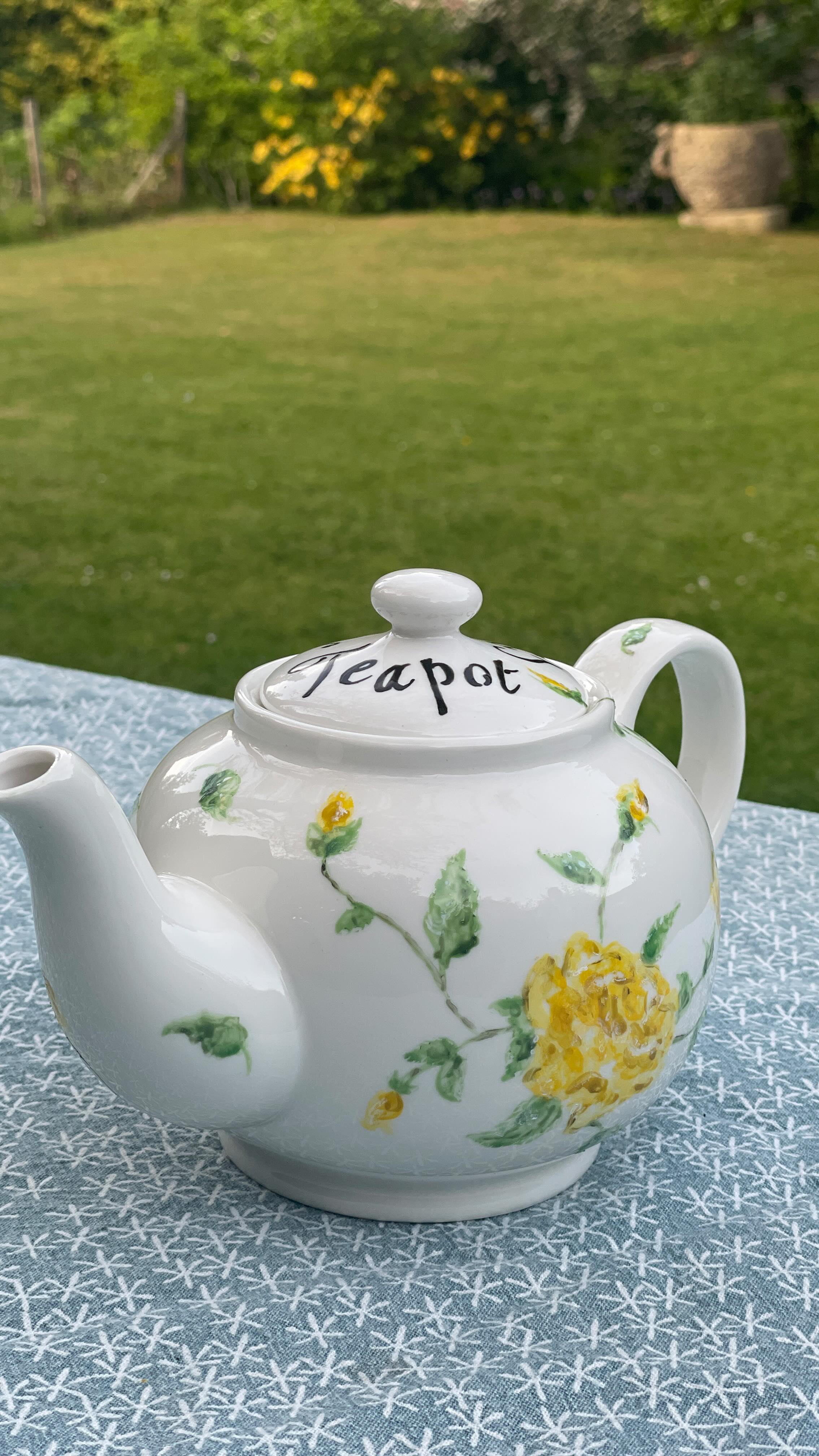 Time for tea 🫖
.
#commissionedart #porcelainpainting #countrysideartist #yellowroses💛 #countryliving #countrylife #teapots #countryart #originalart #inspiredbynature #countrydecor #countryhomesandinteriors #countrygarden #art #illustration #wildlifeart #animalart #prints #cards #greetingscards #artiststudio #countryside #farmlife #houseinthecountry #gardening #illustrator #artist #countryhome #painting