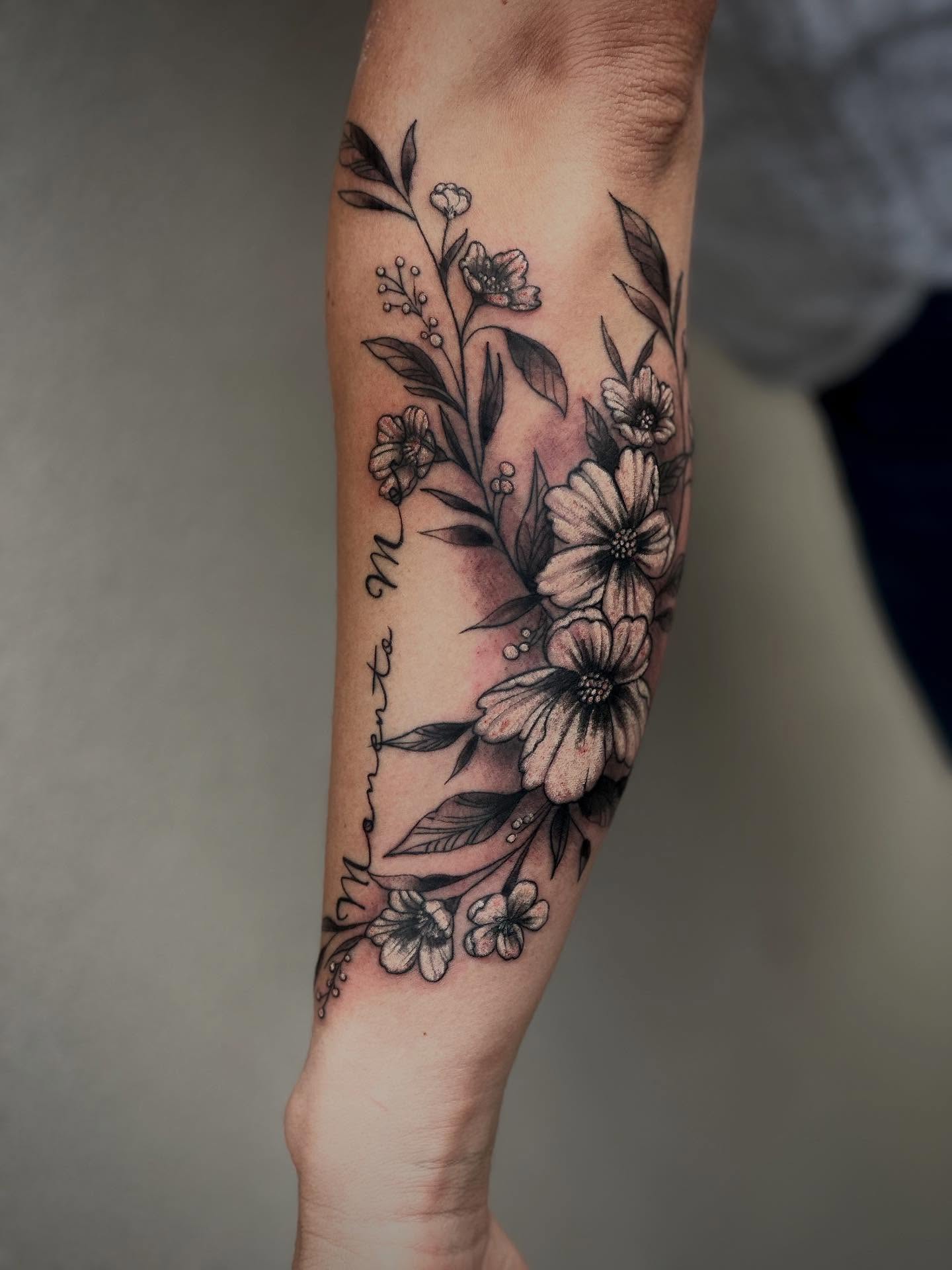 Flowers by Johnnyā¦.
#flowersofinstagram #tattooedwomen #tattooartist #albquerquetattooartist #besttattooshop #awesome #tattooed ome