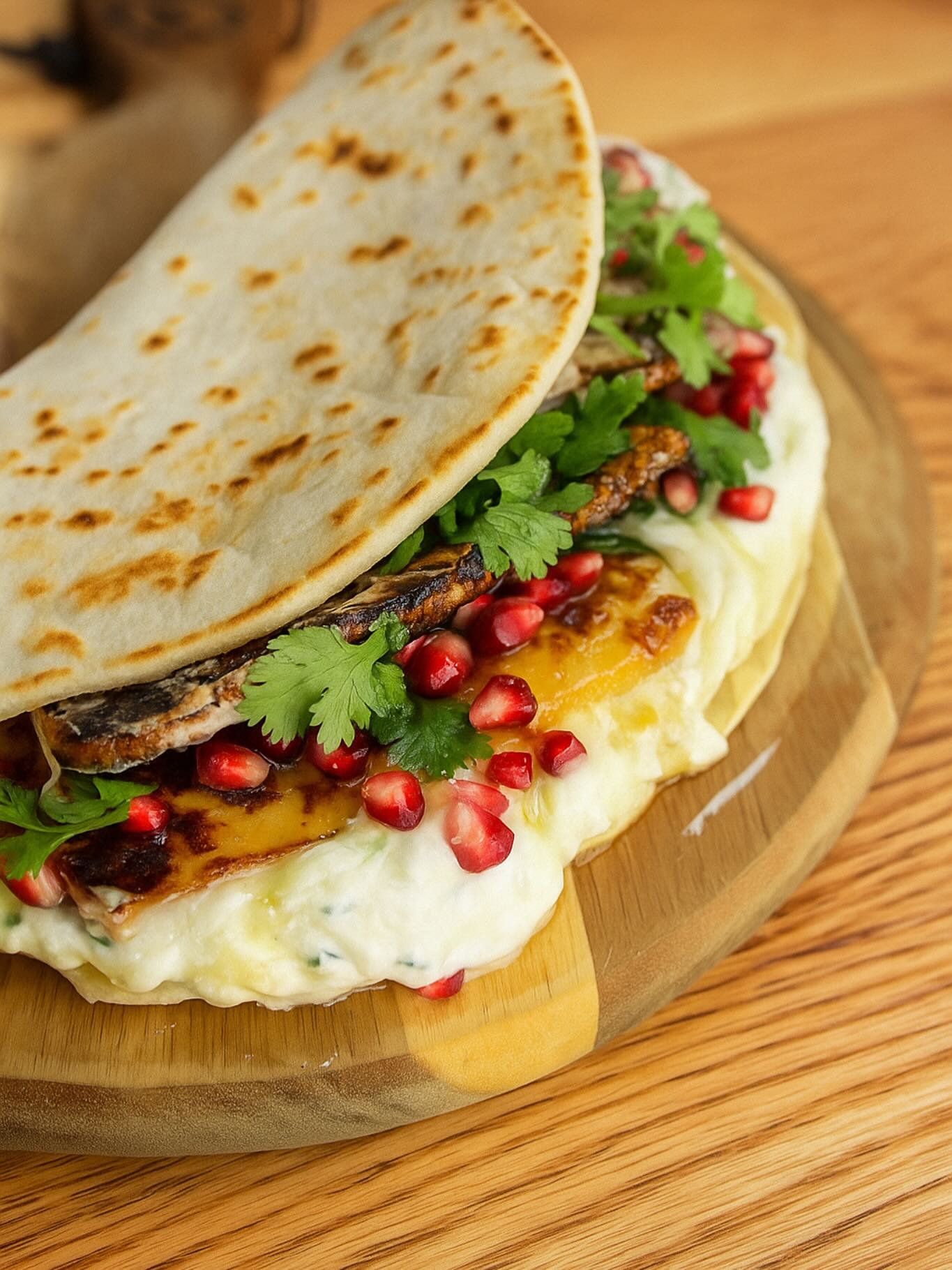 La dolce vita… version grecque 🇮🇹🇬🇷 La fraîcheur du tzatziki, le croquant de la grenade, le fondant du halloumi grillé au miel et huile piquante 🤤 une explosion de saveurs ensoleillées ☀️🌶️
#piadina #halloumilovers #lyonfood