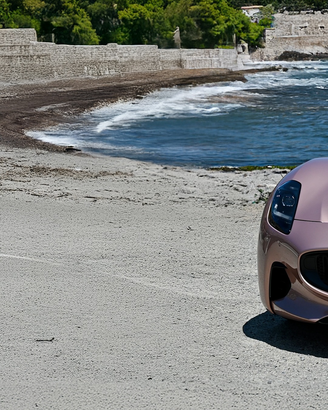 2024 Maserati GranCabrio Folgore, markanın ilk tamamen elektrikli üstü açılır modeli olarak lüks ve performansı bir araya getiriyor. Şık tasarımı, zarif detayları ve sessiz sürüş deneyimiyle dikkat çeken araç, açık havada sürüş keyfini modern teknolojilerle buluşturuyor. Coupé çizgilerini koruyan dinamik formu ve özgün Maserati karakteriyle öne çıkıyor.