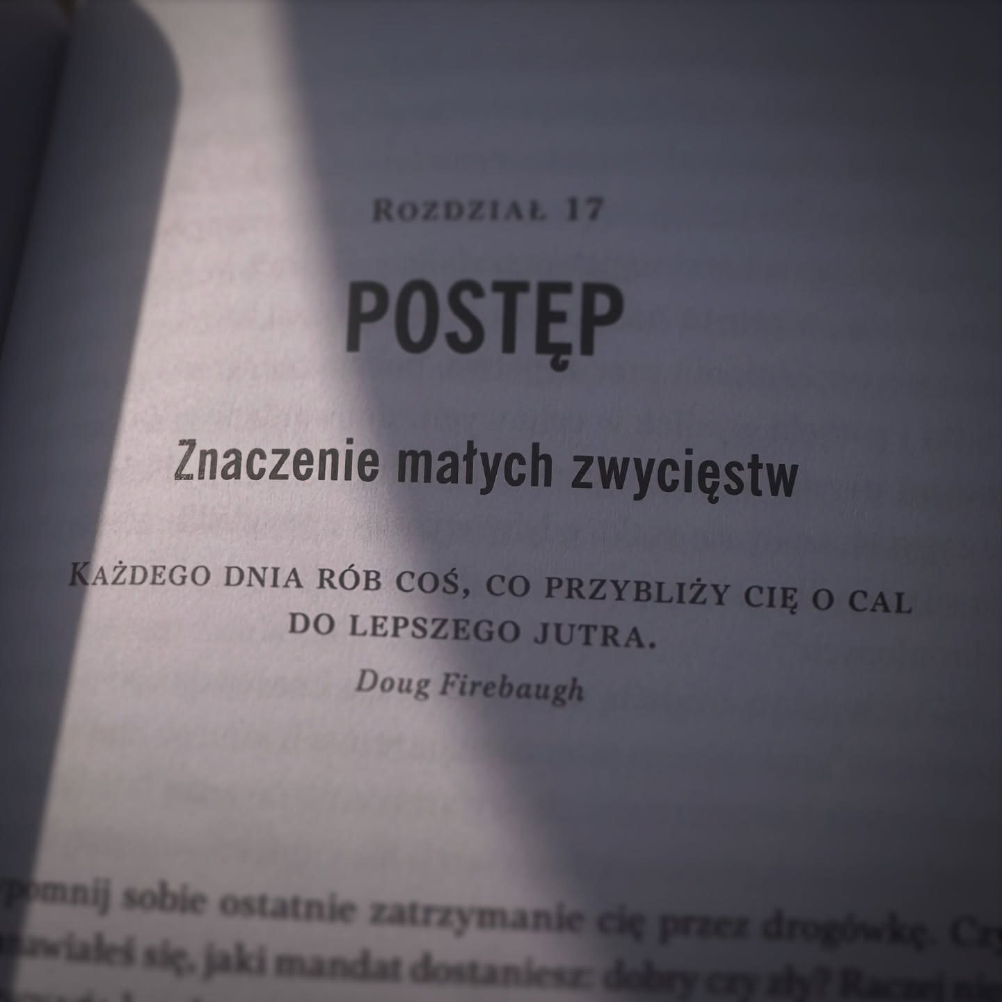 ✨W kontekście odżywiania i relacji z jedzeniem, często wpadamy w pułapkę myślenia “wszystko albo nic”.
Chcemy zmienić wszystko od razu, być idealni od jutra, a gdy nam się nie uda, pojawiają się frustracja, wyrzuty sumienia i rezygnacja.
A gdyby tak zmienić swój dzień tylko „o cal”?
Czym może być ten „jeden cal”:
📏czasem to po prostu wypicie jednej szklanki wody więcej zamiast słodkiego napoju, dodanie jednego warzywa do obiadu, czy zjedzenie posiłku bez telefonu w ręku
📏to rezygnacja z perfekcjonizmu i nie karanie się za jedno „potknięcie”
📏to budowanie trwałych nawyków- małe, konsekwentne działania są znacznie bardziej efektywne w dłuższej perspektywie niż jednorazowe, drastyczne zrywy. Twój mózg łatwiej akceptuje drobne modyfikacje niż rewolucje
📏to łagodność wobec siebie - masz gorszy dzień? Zamiast odpuścić całą dietę, po prostu zrób „coś” - nawet jeśli to tylko 5 minut
📏to koncentracja na procesie, nie tylko na celu - cieszmy się z każdego, nawet najmniejszego postępu
Prawdziwa zmiana, szczególnie ta związana z naszą psychiką i ciałem, dzieje się w drobnych, codziennych wyborach.
Niech każdy Twój „cal” przybliży Cię do zdrowszej, bardziej świadomej i szczęśliwej relacji z jedzeniem i sobą ✨🤗
Zacznij już dziś! 🍀
Daj znać w komentarzu co dla Ciebie jest małą zmianą w procesie 👇🏻🤔
#zmiany #psychodietetyk #nawyki #zdroweodzywianie #dietetykweronikakorcz