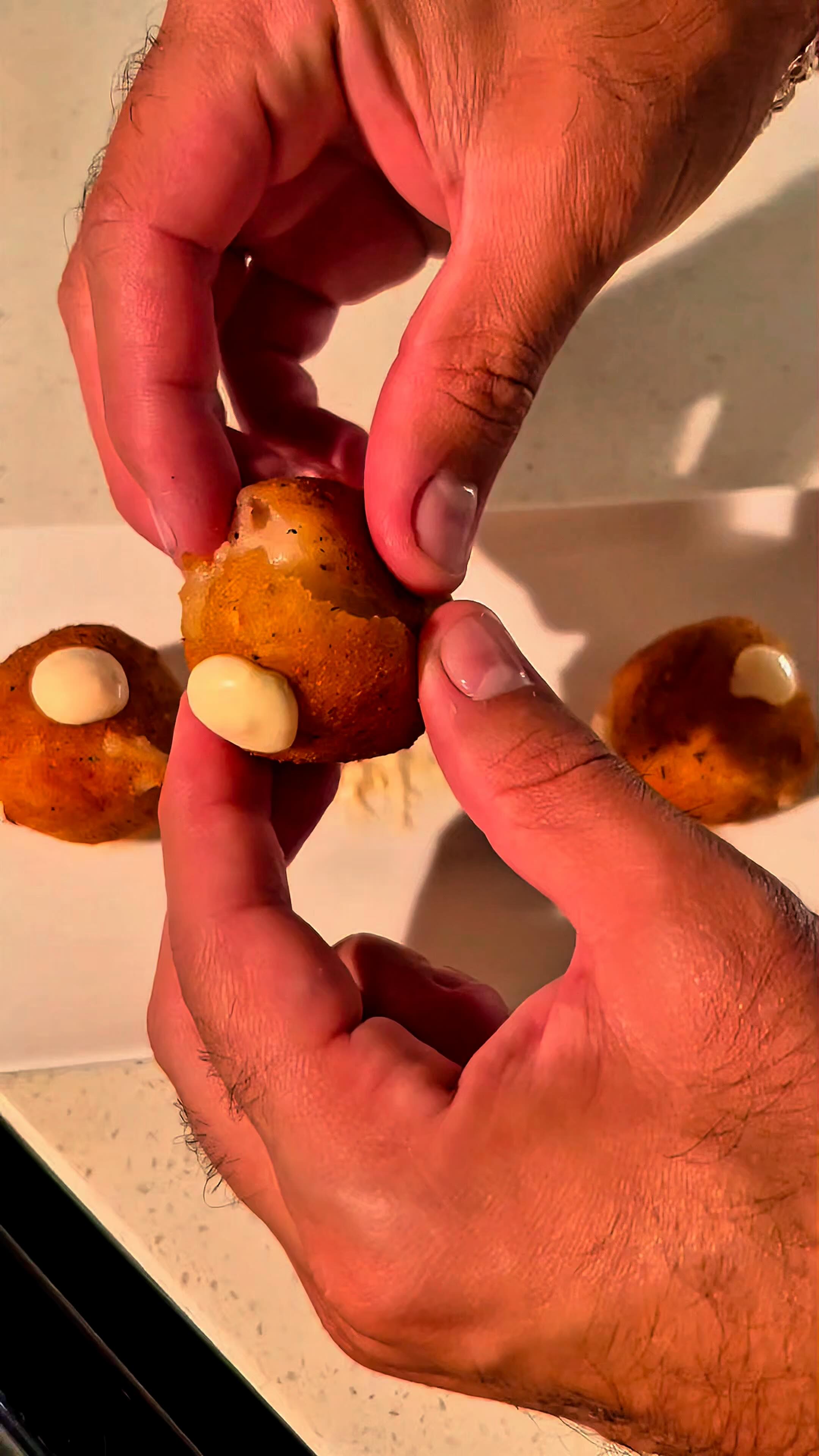 • 50 g de mantequilla sin sal
• 50 g de harina de trigo (todo uso)
• 250 ml de leche entera (caliente)
• 60 g de prosciutto (finamente picado)
• Sal al gusto
• Nuez moscada al gusto
• Pimienta blanca al gusto
• 1 huevo (batido, para empanizar)
• Pan rallado (cantidad necesaria para empanizar)
• Aceite vegetal (para freír)
#recetadeldia #croqueta #recetas