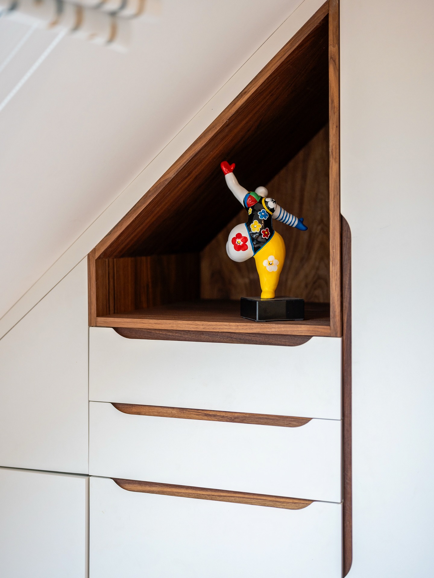 Un dressing sur mesure, c’est bien plus qu’un rangement :
C’est un espace pensé pour vous, votre quotidien, vos habitudes, vos vêtements.
✔️ Chaque chose trouve sa place : vêtements, chaussures, sacs, accessoires…
✔️ Fini le bazar, bonjour la fluidité !
✔️ Et en bonus : il sublime la pièce dans laquelle il se trouve.
Le détail qui fait toute la différence ?
✨ Les poignées, par exemple, ont été dessinées et créées sur mesure.
Parce que le pratique peut (et doit !) être beau aussi.
Résultat : un dressing fonctionnel, esthétique, et 100% adapté à vous. 👌🏽
Le vôtre, vous le rêvez comment ? 🤩 ⬇️
—-
#architecteinterieur #archiinterieur #dressing #dressingsurmesure #rangement #poignéedemeubles #amenagementinterieur