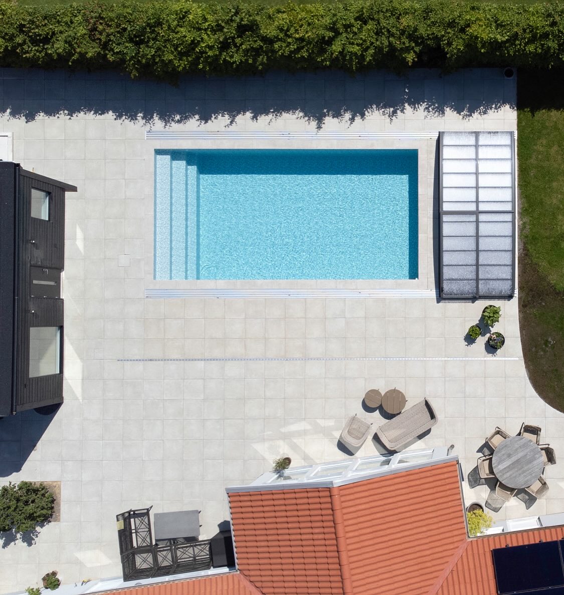 En vacker pool omgiven av exklusiv granitkeramik. Här förvandlar vi en enkel baksida till en lyxig resort – en självklar plats för sommarens alla dagar. 🏊🏻♂️☀️