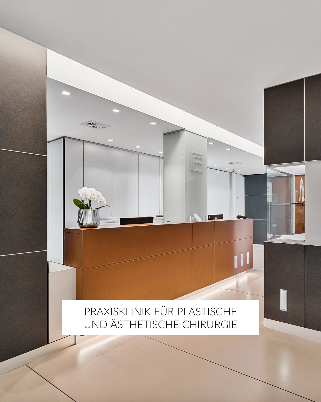 Ich möchte euch wieder mehr in meine Arbeit mitnehmen und teile heute ein besonderes Projekt mit euch. Für die @klinikpoeseldorf habe ich für ein Herzensprojekt Fotos erstellt. Was mir bei diesem Projekt so viel Freude gemacht hat: mit den Menschen dahinter Emotionen in die Fotos zu bringen! Etwas, was ich sehr gerne auch viel häufiger bei Immobilien machen würde.
Es hat so viel Spaß und Freude gemacht, hier in dieser besonderen Praxis mit einem wunderbaren Team!!!
Ich werde euch in den kommenden Wochen noch weitere Fotos aus diesem Projekt zeigen.
Jetzt aber erst mal: ein wunderbares und sonniges Wochenende und alles Liebe von mir, Anna
#immobilienfotografie
#chirurgie
#fotografie
#klinik