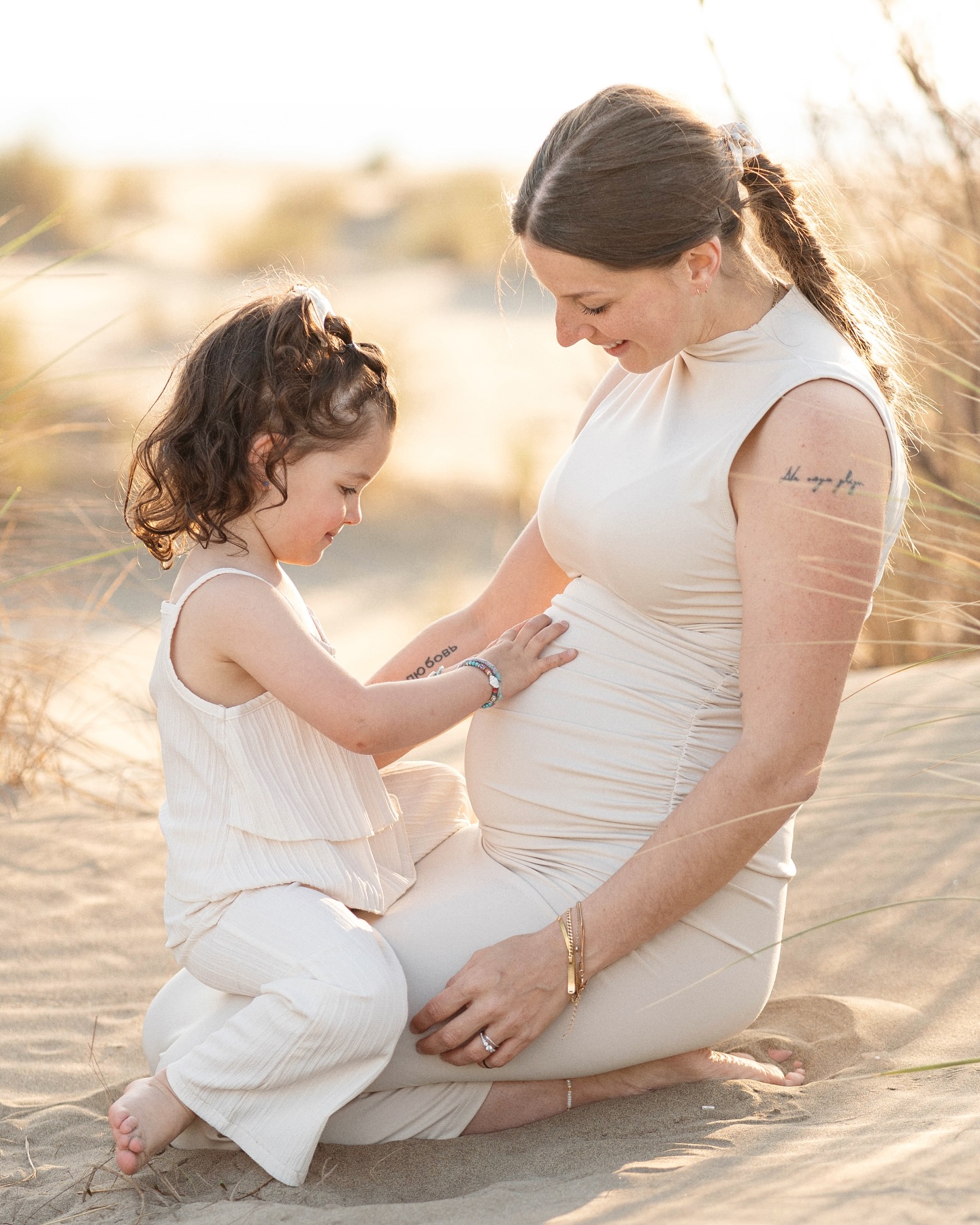 Capturer la jolie complicité mère fille et l’attente d’une petite sœur... 🌼💛
#seancephotogrossesse #grossessephotographie #photographegrossesse #photographefamille #shootingphotogrossesse #grossessephotography #motherhood #plage #photographieplage #plagedelespiguette #photographegard #photographeherault #photographenimes #photographemontpelller