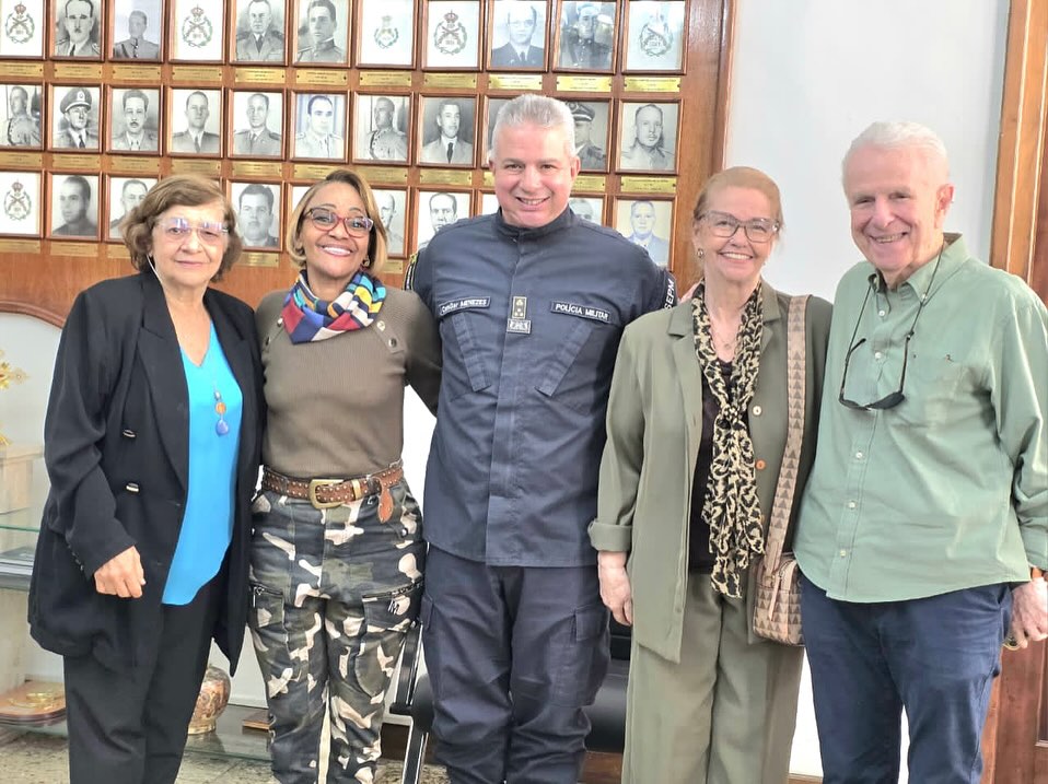 *REUNIÃO COM O COMANDANTE GERAL DA PM*
A Presidente da Amour participou essa semana de uma reunião da Diretoria do Conselho Comunitário de Segurança Pública da 2ª AISP, com o Comandante Geral da PM, cel. Marcelo Menezes.
Na reunião a Presidente do Conselho, Regina Chiaradia, pediu maior estrutura para o 2º BPM.
O Comandante Geral recebeu muito bem o grupo e já deu respostas imediatas a alguns dos pedidos encaminhados: já destinou motos e viaturas novas para nosso Batalhão.
Sobre o aumento de policiais só será possível em novembro, após a formatura da turma de novos PMs concursados, que está sendo preparada no CEFAP.