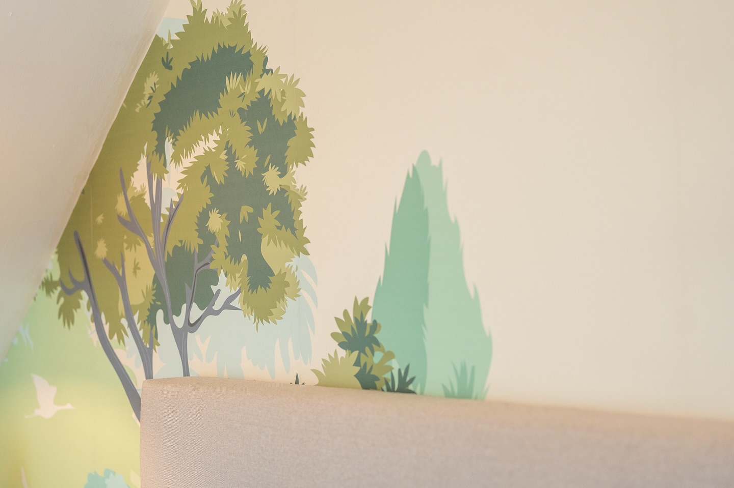 🎨 Le papier peint fait son grand retour… mais avec style !
Fini le total look des maisons de nos grands-parents, où il recouvrait les quatre murs du sol au plafond.
Aujourd’hui, on l’utilise avec parcimonie, pour donner du caractère et éveiller une pièce.
✨ Un mur dans une chambre,
✨ Une niche dans le salon,
✨ Un fond de bibliothèque,
✨ Ou même un couloir qu’on a envie de réveiller…
Le papier peint, c’est la touche déco qui change tout : il ajoute de la couleur, de la matière, parfois même une histoire, et surtout, il attire le regard sans en faire trop.
Envie d’un intérieur qui a du style sans tout refaire ?
👉 Parfois, il suffit d’un mur. 😉
—-
#architecteintérieur #papierpeint #couleurs #archiinterieur #papierspeints #deco #decoration #renovation