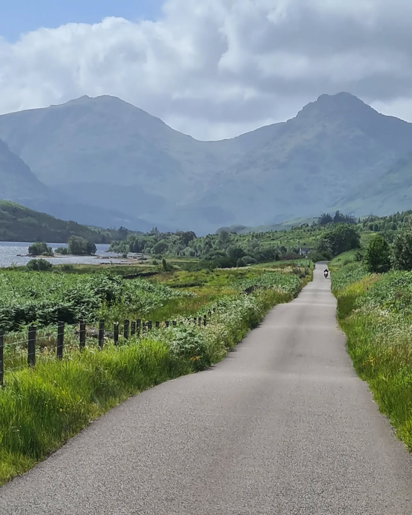 Boats & Goats guided trip Day 1
A tough headwind, but that meant no midges 🥳😅
Stunning views and the most amazing swim spot to end the day 😍
.
#bikepacking #bikepackingscotland #scottishgravel #Scotland #gravelisastateofmind #gravel #Trossachs #gravelscotland #adventurebybike #goatsandboats