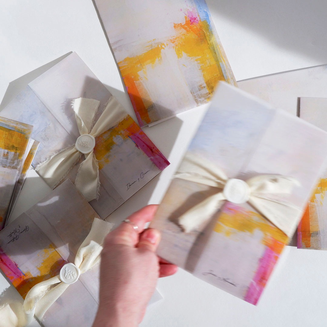 Hay invitaciones que se sienten más que se leen.
Esta, en particular, guarda un pedacito de historia y de amor profundo.
El sobre fue creado a partir de una pintura llena de color, realizada por una persona muy importante en la vida de Elena. Un detalle que hace que esta invitación tenga alma, y que, de alguna manera, el también esté presente en este día.
Dentro, todo es sencillo: papeles con textura, tonos suaves, un diseño sereno que deja espacio a lo que realmente importa.
Hay gestos silenciosos que abrazan el corazón. Este es uno de ellos.
#InvitacionesConAlma #DiseñoConSentido #DetallesQueHablan #BodasÍntimas #HechoConElCorazón #mdateliercreative