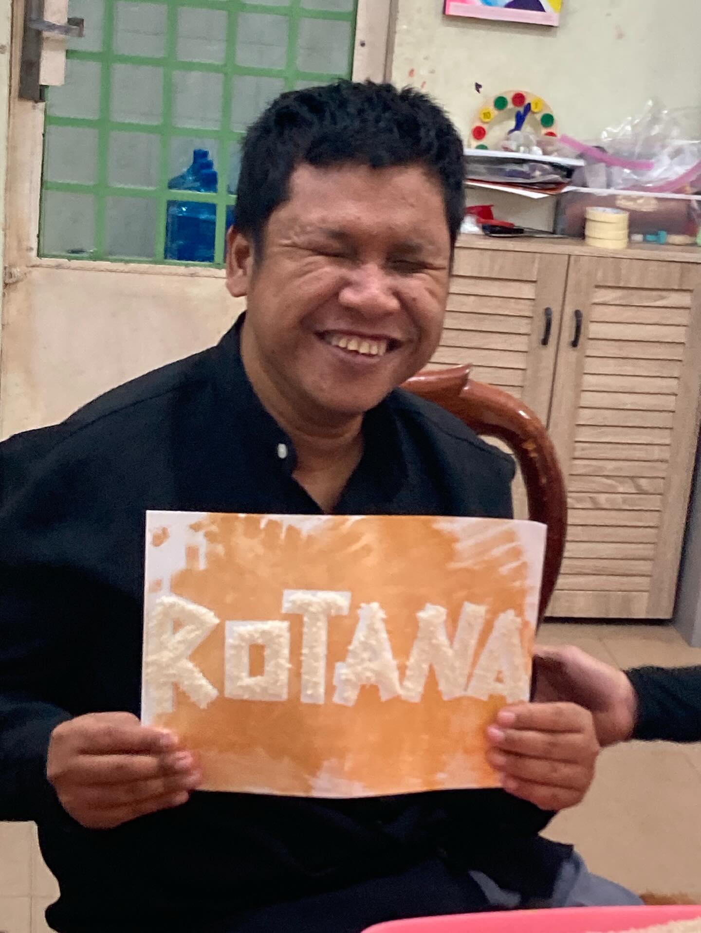 This week during our art class for adult men with various disabilities we invited Rotana who is completely blind for the first time. I was so proud of the creativity as we helped him use a paint roller to cover his paper in gold paint, then put glue on it to spell his name and showed him how to shake uncooked rice so that it sticks to the letters in his name! He had such a great time, was so proud of himself and enjoyed a new experience. Next week on Tuesday afternoon, we will do this activity with his wife and children during their family session 🥰 Allowing people who have disabilities to participate in activities that are, “just for fun“ (yes, we know it is enhancing their social skills, fine motor skills, sensory input tolerance, …etc.) is an important part of what we do at Carrying Companions 💕