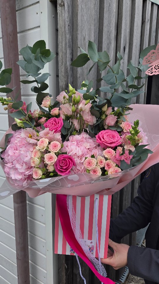 Imagine opening the door to this beauty 😍
Bespoke flowers 🌸🌷
www.lovetoflower.co.uk