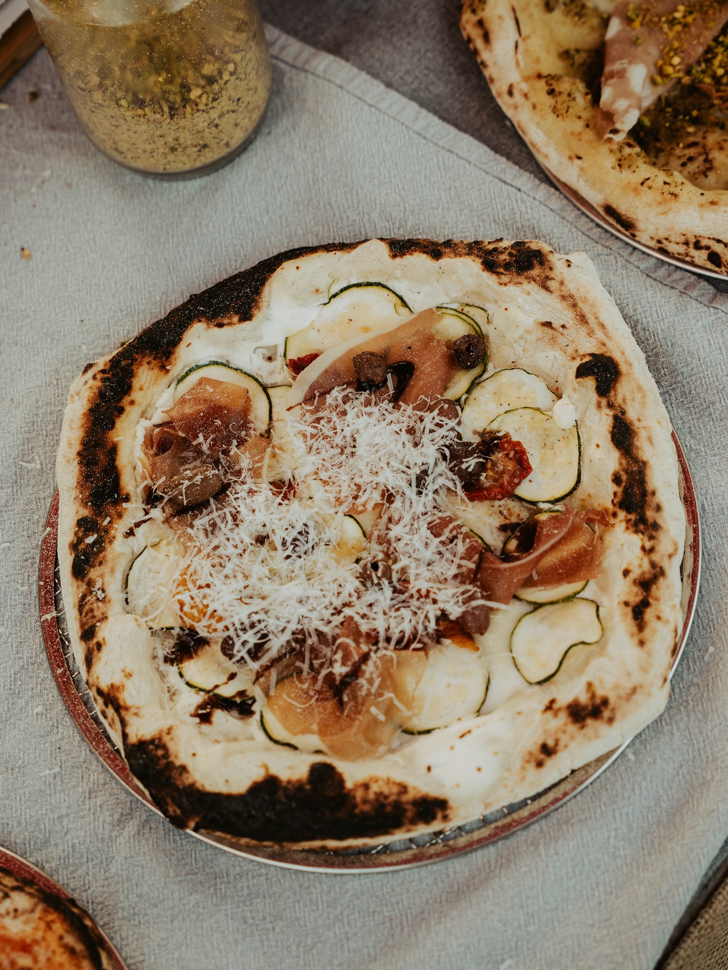 Jedna riječ - PIZZA! Naš @seasoned.with.love svaki petak uveseljava sve ljubitelje pizze, s tri vrste slanih i jednom slatkom… Ne propustite ovu se zaciju od pizze koja se brzo rasproda svaki petak!
Vidimo se ovaj petak od 18h na Dolcu, a s vama smo i 4. te 11.7. pa upišite svoje kalendare naše termine prije nego odemo na godišnji odmor…
#petkomjedemonaplacu #croatiafulloflife⛵☀️🌴 #croatiafullofflavours