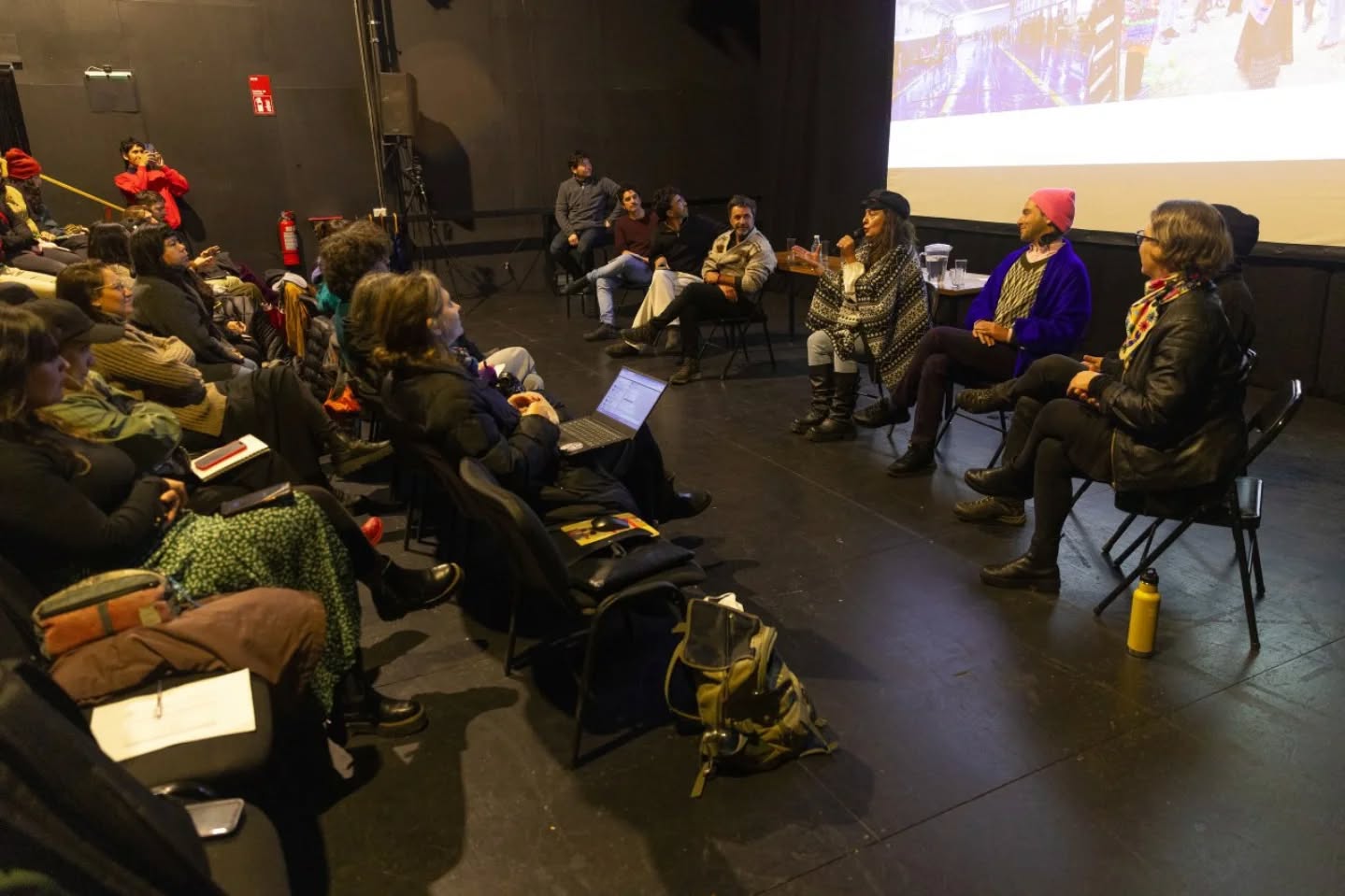 📸✨ CRIA Chiloé presente en el II Encuentro Nacional de la Red de Espacios de Residencias Creativas
El pasado 12 de junio, estuvimos en el Espacio Checoeslovaquia en Santiago, compartiendo experiencias, desafíos y sueños junto a diversos espacios de residencia del país. Un encuentro que nos permitió reflexionar sobre el ecosistema creativo nacional, fortalecer redes, fomentar el empleo digno y aportar colectivamente a las políticas culturales desde los territorios.
💬 Conversamos sobre modelos de gestión, creación situada, metodologías colaborativas y el profundo rol que cumplen las residencias en la descentralización del arte y la cultura.
🌿 Nos enorgullece ser parte de esta Red de Residencias junto a:
@ko_panqui · @cielosdelinfinito · @espaciotxawun · @criachiloe · @teatropuerto.cl · @centro_nave · @espacioflordeagua.cl · @checoeslovaquia
🗣️ Además, el encuentro contó con destacadas/os invitadas/os como:
@nonafernandez · @catadevia · @danzaciec y representantes del @goetheinstitut_chile · @institutofrances_chile · @ccesantiago · @liquenlab_magallanes
💛 Gracias a todas y todos quienes participaron de este importante espacio de diálogo y proyección.
📷 @nic.calderon
#ResidenciasCreativas #EcosistemaCreativo #RedDeResidencias #CulturaTerritorial #CRIAChiloé #Capanegra #ArteDesdeElTerritorio