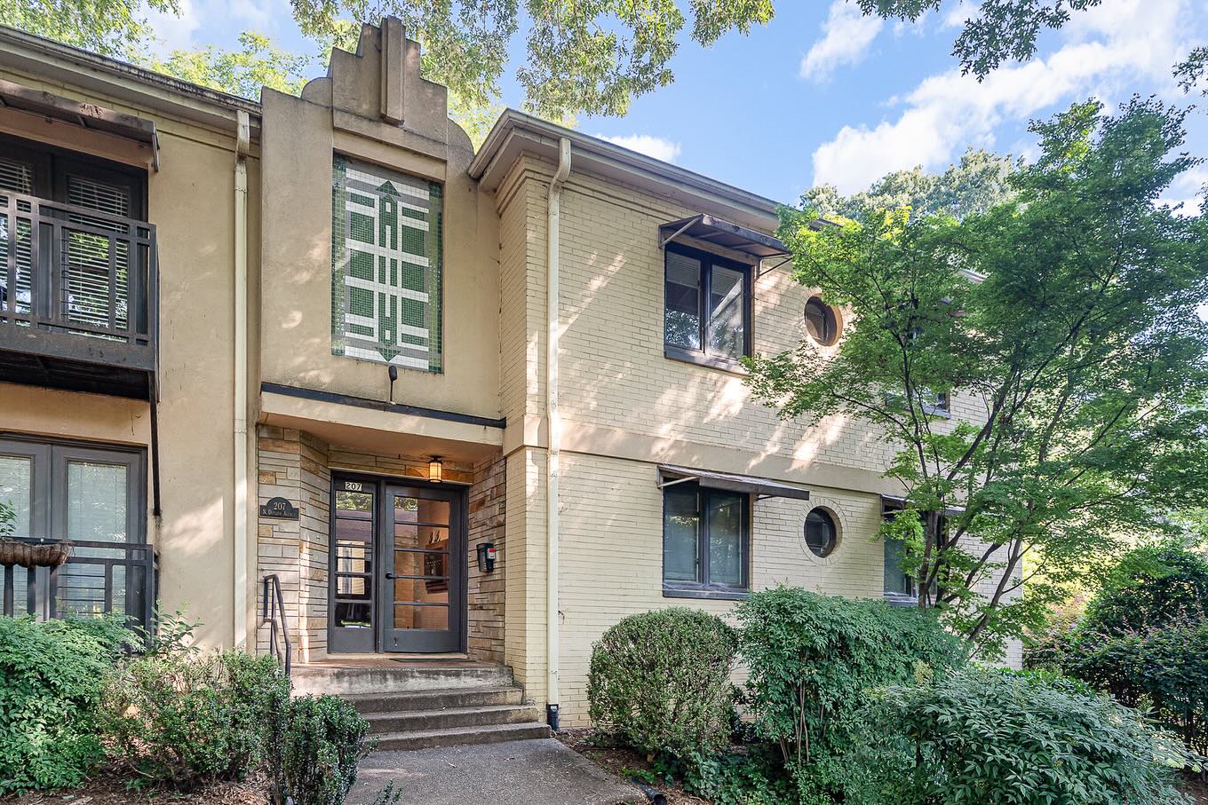 🌿 Coming Soon in Elizabeth! 🏡
This charming 2 bed, 1 bath condo (881 sq ft) is tucked into The Grove, a peaceful midcentury community surrounded by mature trees and walkable streets.
💫 Enjoy a gourmet kitchen, refinished bathroom, spacious layout, in-unit laundry, and a private balcony—perfect for morning coffee or evening wine.
✨ Community perks include:
✔️ Private gym
✔️ Rooftop lounge + fireplace
✔️ Pool
✔️ Scenic walking paths
✔️ Clubhouse + gated parking
📍Unbeatable location with effortless access to Charlotte’s vibrant urban core.
📆 Hitting the market Saturday—you don’t want to miss this one!
DM for details or a private tour 🗝️
#ComingSoon #CharlotteRealEstate #ElizabethCLT #TheGroveCLT #MaestroRealtyGroup