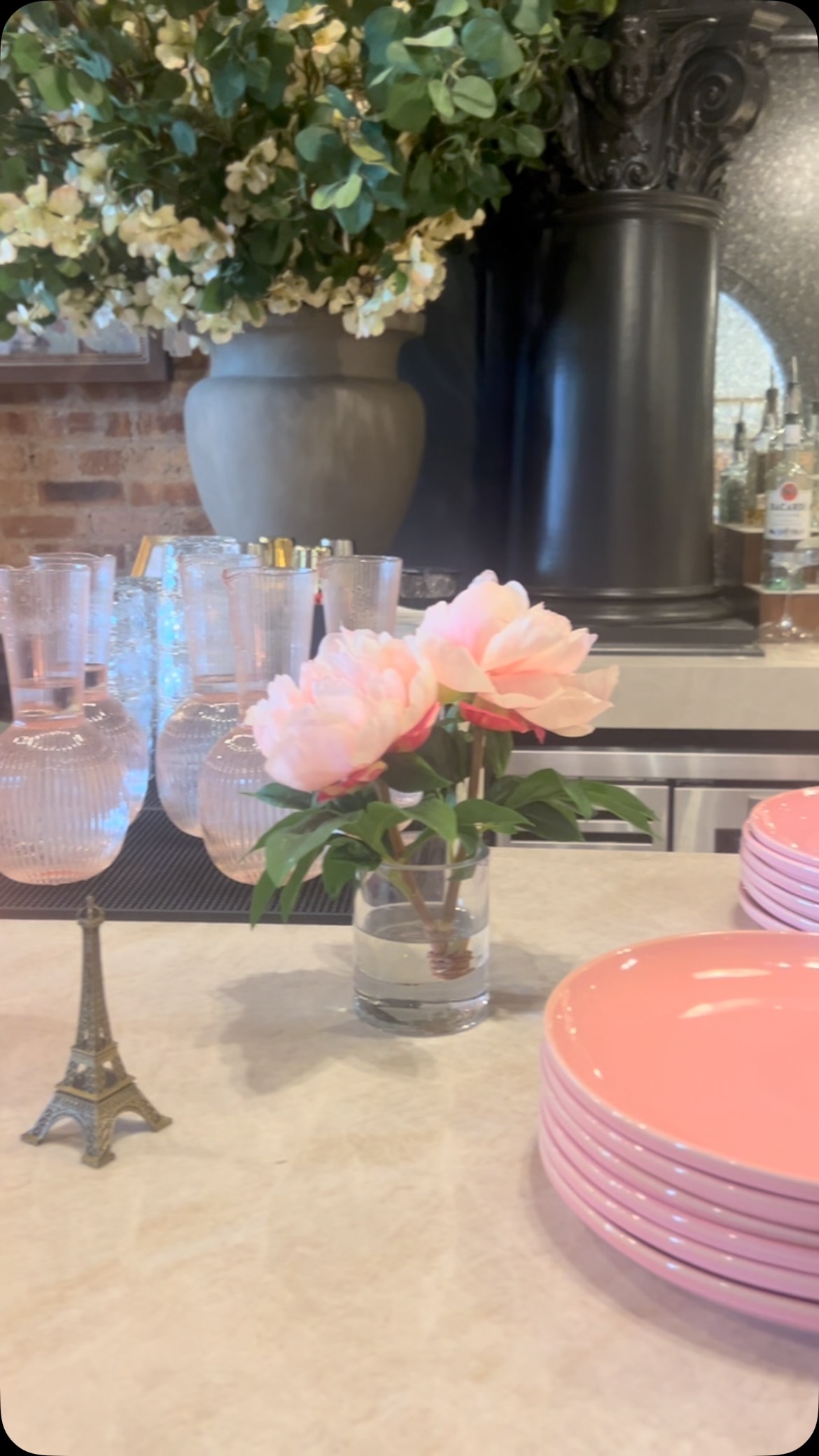 Our Peony and Bow dinner plates from our rental collection made a lovely appearance at a recent baby shower hosted at @parkandoakparlour; a gorgeous space to host a celebration. ✨