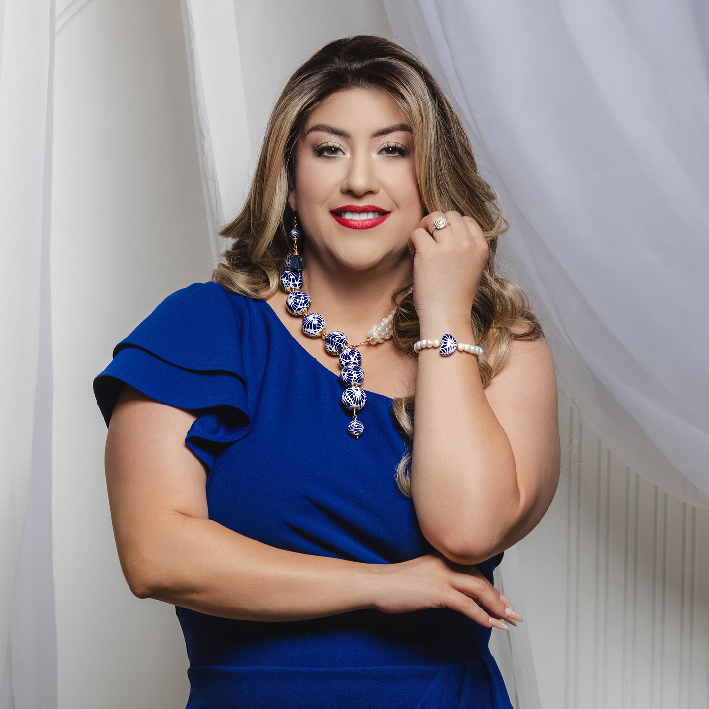 Makeup on CEO of @itziaartistry
Makeup by @bellawithcarmen
📸 @willmarphoto
•
#mua #makeup #beauty #tips #tricks #beautytips #womenowned #fyp #eyemakeup #lashes #contour #beforeandafter #phoenixmakeupartist #phoenixmua #arizonamakeupartist #arizonamua #arizonabrides #bridalmakeup #brides #makeupclasses #makeuptutorial #hair#makeuplooks #bellamakeup #teambellamakeup