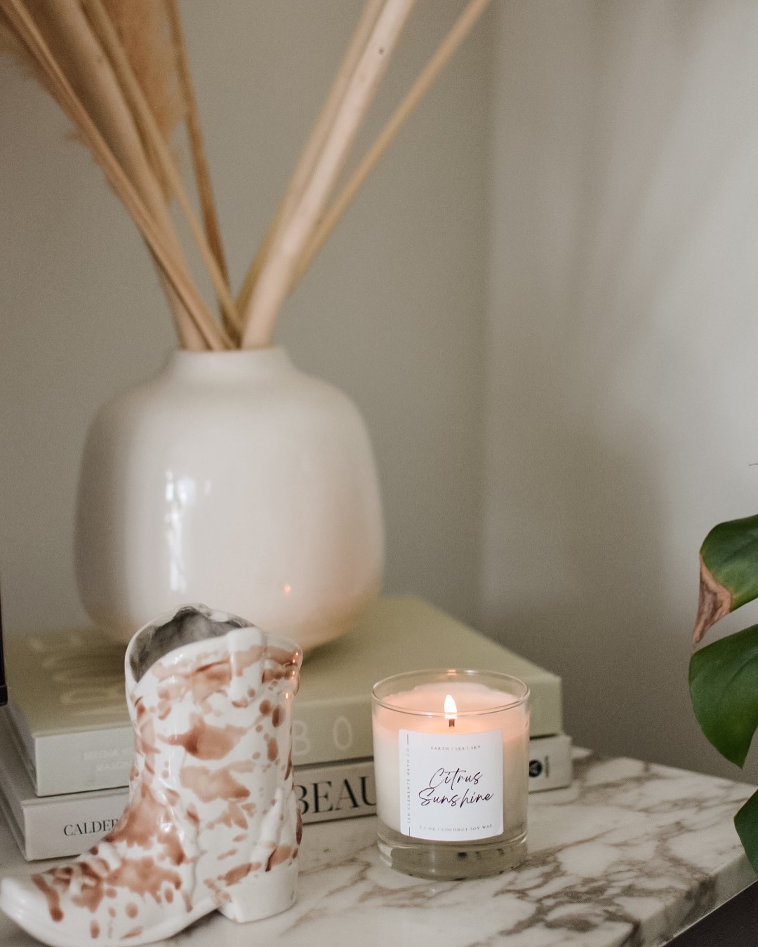 Bring a touch of sunny citrus goodness into your home this Summer with our Citrus Sunshine candle and let the uplifting scent transport you to a place of pure bliss 🫶🏼☀️
Fragrance Notes:
Top: Grapefruit, Bergamot, Lemon
Middle: Mint, Thyme, Lavender
Base: Green Leaves, Cedar