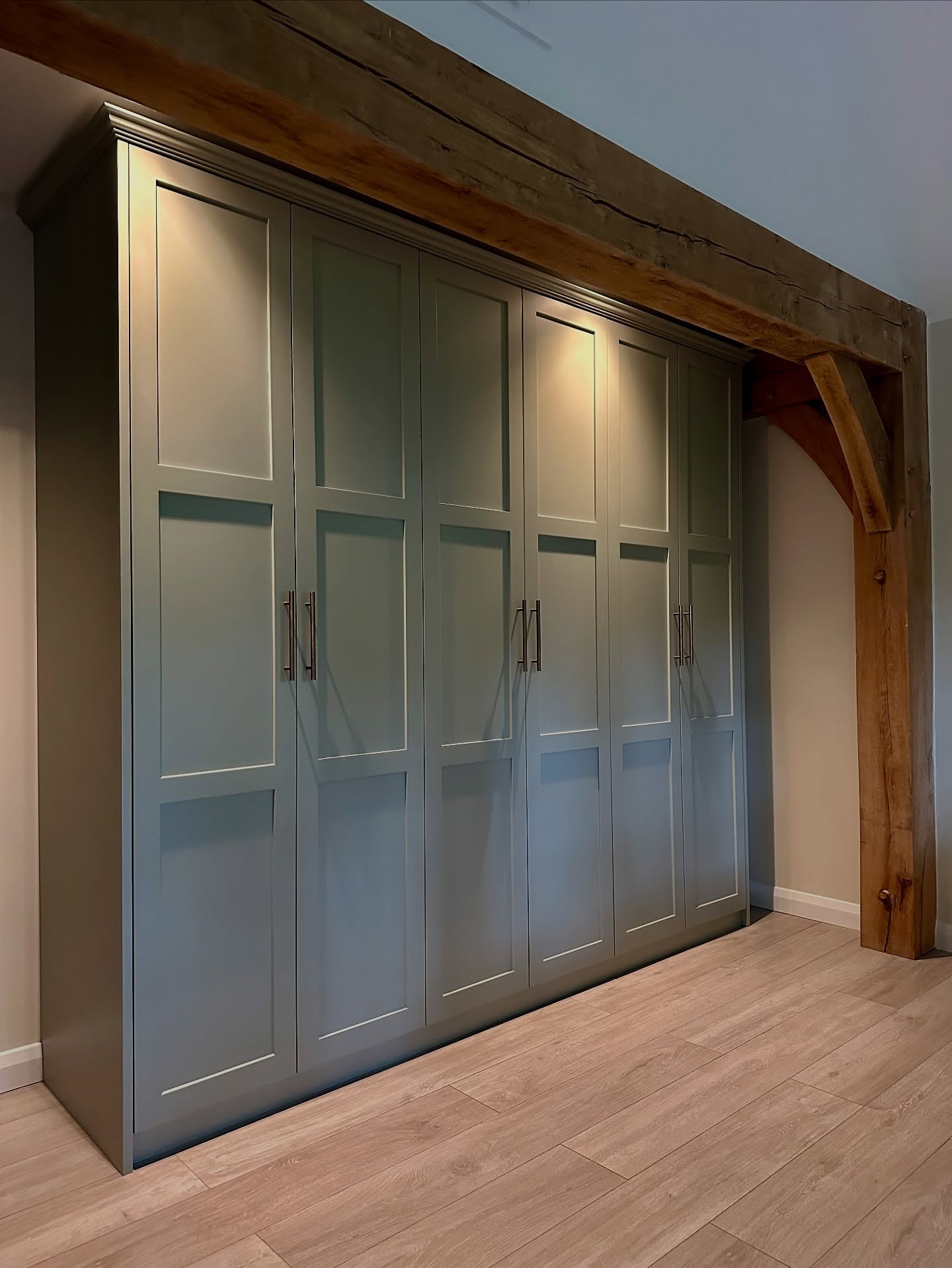 During the design stage of this wardrobe, we had to take the oak beams in the room into account. Our goal was to maximize both the height and width to achieve optimal storage. To allow the doors to open freely without interference from the beams, we reduced their width slightly from the standard size and divided the overall width into three separate cabinets. Inside, the customer chose a combination of hanging space and shelving to best suit their storage needs.
Spray finished in @farrowandball Pigeon
