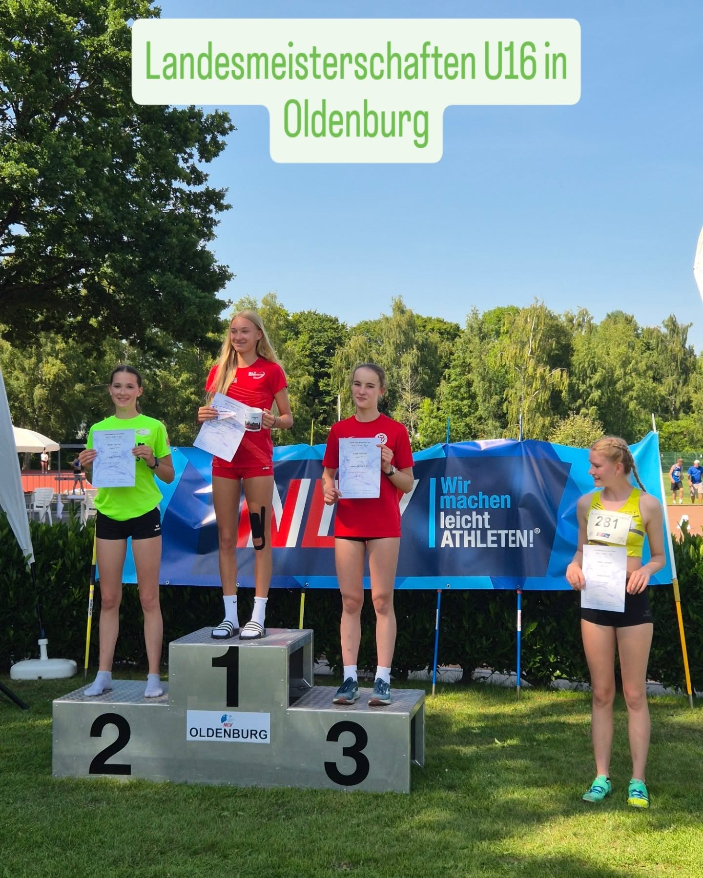 Landesmeisterschaften der U16 in Oldenburg:
Cajsa (W15) läuft über die 300m Hürden ein starkes Rennen und konnte in 47,03 Sekunden die Norm für die Deutschen Jugendmeisterschaften um fast eine Sekunde unterbieten (als erste LSC Jugendliche überhaupt). In der deutschen Bestenliste liegt sie damit aktuell auf Platz 19. In dem Meisterschaftlauf gewann sie die Silbermedaille.
Im gleichen Lauf belegte Sirka in 49,88s den 5. Platz.
Danach ging es für sie weiter zum Hochsprung. Mit übersprungenen1,45m erreichte sie hier den 8. Platz und scheiterte an den 1,50m nur ganz knapp.
Für Cajsa ging es anschließend im Speerwurf weiter. Nach dem starken Hürdenlauf fehlte (verständlicherweise) etwas Spannung. Mit 24,50m reichte es hier zu Platz 7.
Am Sonntag ging es zu erst über die 80m Hürden. Sirka lief in13,34 Sekunden ganz dicht an ihr Bestleistung heran. Cajsa konnte ihre Bestzeit knapp unterbieten und qualifizierte sich mit 12,85s für das Finale. Dort erreichte sie den 8. Platz.
Den Abschluss des Wochenendes bildete der Weitsprung mit Sirka. Nach Anlaufunsicherheiten zuletzt konnte sie den Wettkampf heute mit Saisonbestleistung von 4,65m beenden.
Insgesamt ist Trainer Carsten sehr stolz auf seine Mädels, weil sie ihre Trainingsleistungen nochmal steigern konnten und selbstbewusst in die Wettkämpfe gegangen sind.
#lscharsefeld #nlv #leichtathletik #landesmeisterschaft