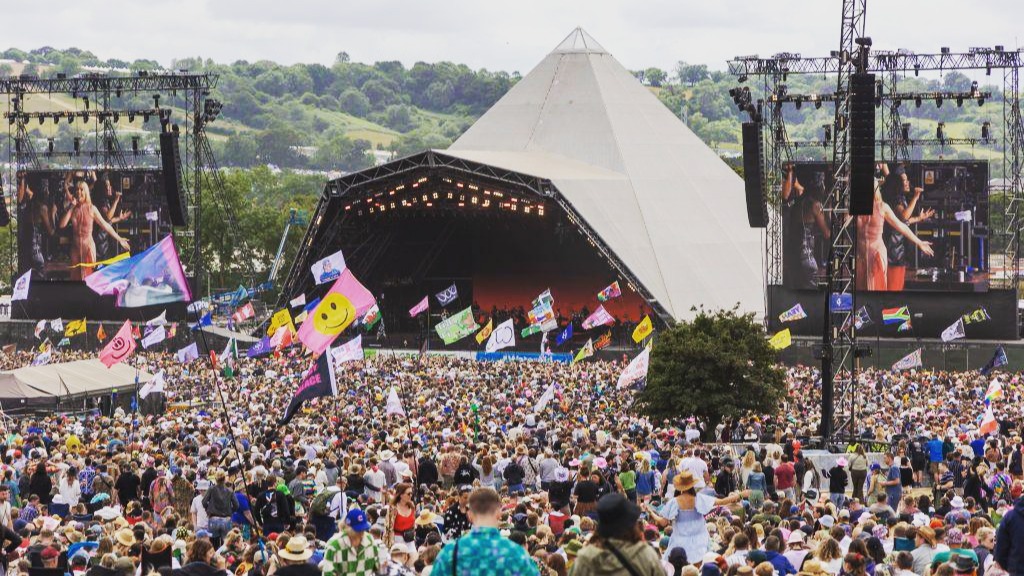 Powering the BBC at @glastofest 2025! 🎥🎪⚡
We're proud to supply the @bbc with an eco-friendly power solution for their remote site at this year's Glastonbury Festival.
Featuring the Anton Bauer Eden 2.5kW Power Station and Excel Power 440W Folding Solar Panel, the solar-powered setup keeps camera batteries charged and coverage rolling, all while supporting a more sustainable event.
#Glastonbury2025 #SustainableProductionKit #SolarPower #BBC #GreenEnergy
Image credit: BBC