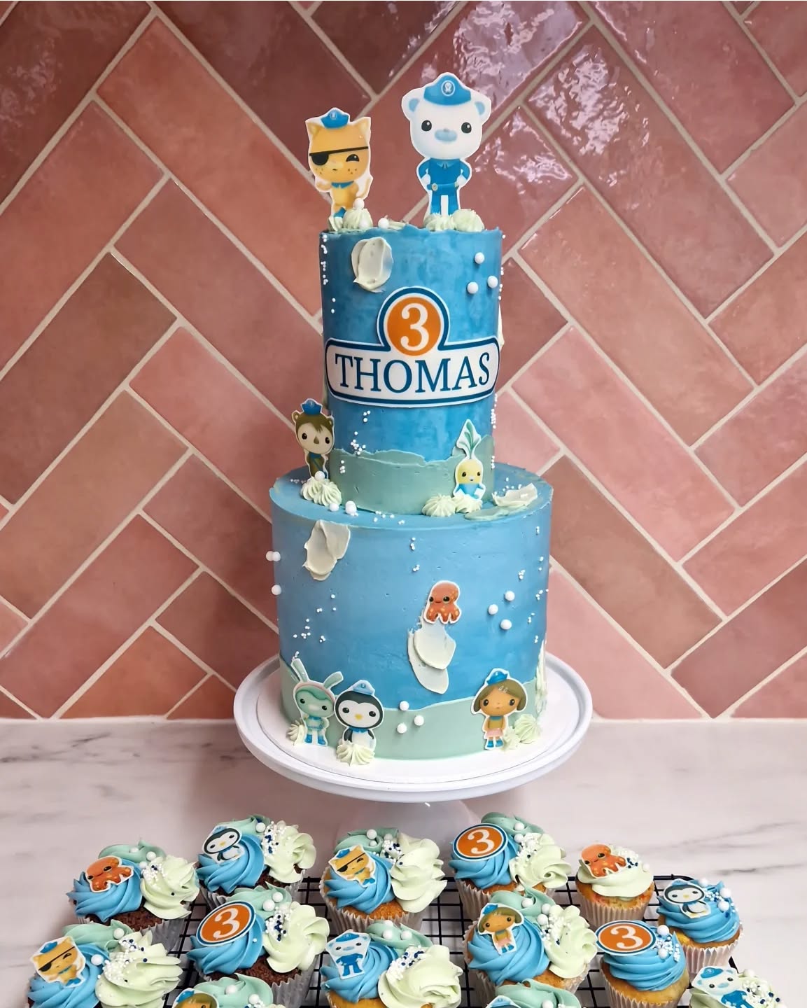 Over de top?
Of precies dat beetje extra wat de jarige verdient?
Ik hou er van om een jarige écht in het zonnetje te zetten.
Een speciale dag nog net een beetje mooier maken dan hij al is. Dat is het doel.
Net dat beetje extra kunnen bieden voor de jarige op zo'n bijzondere dag. Dat is waar ik het voor doe. De kick die ik krijg van de blije koppies op foto's als ze hun gebak voor het eerst zien of de liefdevolle woorden die jullie mij toesturen als mijn gebak heeft bijgedragen aan het maken van een fantastisch feest: onbetaalbaar💕.
Bij ons in huis laten wij de jongens een thema kiezen voor hun verjaardag en halen we daarvan wat versiering. We versieren het huis met slingers, ballonnen en er wordt een stoel versierd voor de jarige. "Mama, ga je dan ook een mooie taart voor mij maken?" is de laatste jaren een standaard vraag geworden en dat doet mama met liefde❤️
Wat doen jullie met verjaardagen om de dag extra speciaal te maken? 🤗
#suikertijd #feest #verjaardag #verjaardagstaart #cupcakes #taart #taartbestellenoldenzaal #Oldenzaal #hengelo #enschede #losser