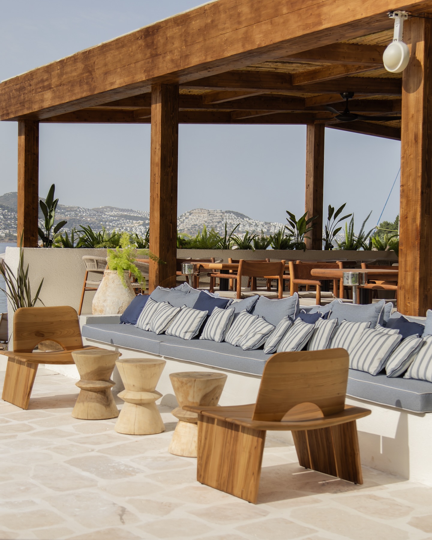 A gathering place shaped by the rhythm of summer.
Sundrenched and open to the sea — from leisurely lunches to late-night conversations at ACE Bar&Restaurant.
Ace Restaurant: 12:00–18:00
Ace Bar & Restaurant: 11:00–01:00
#AvantgardeRefined #refinedjourneys