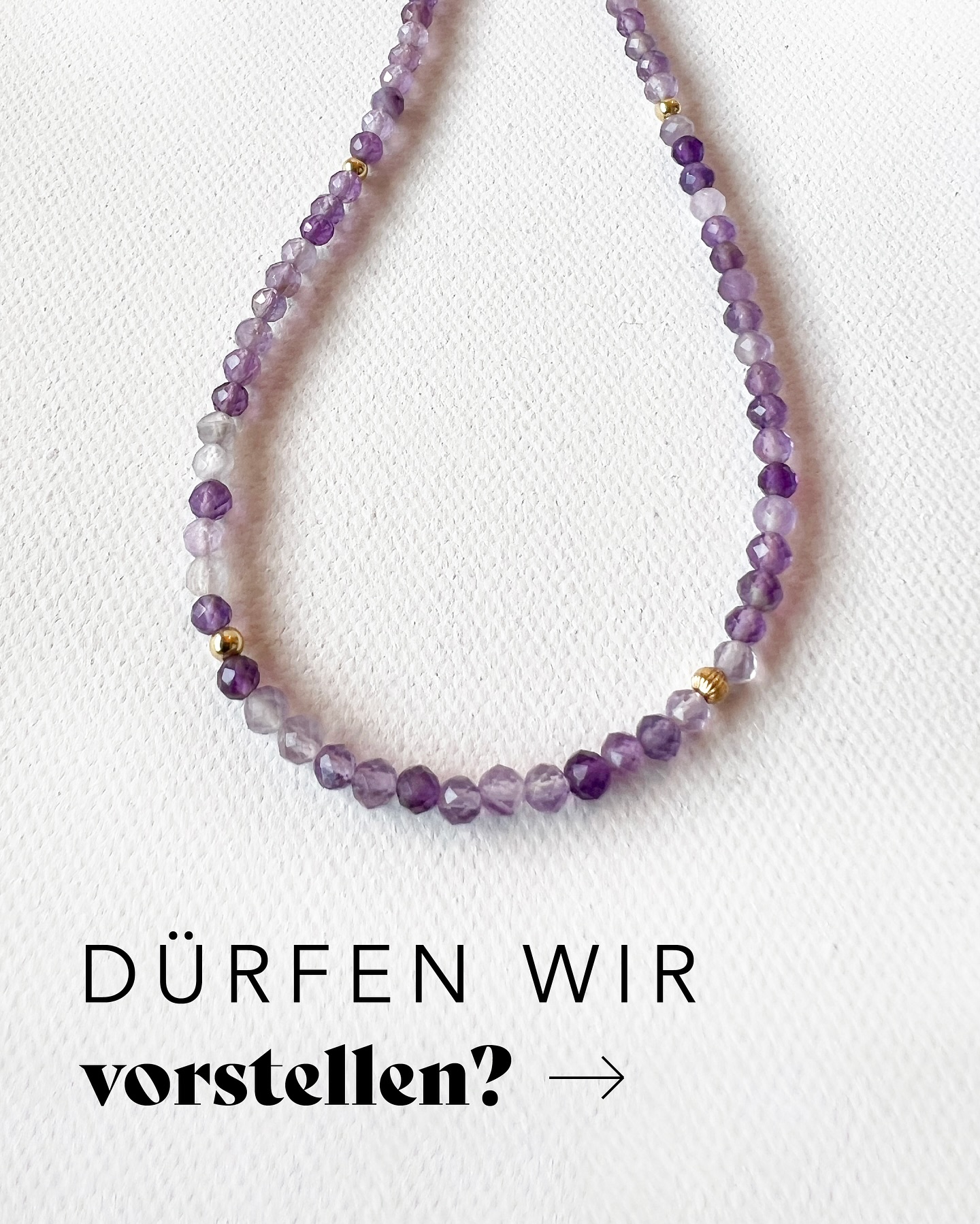 Dürfen wir vorstellen: CLEO 💜
Stiller Begleiter für alle, die Klarheit suchen – und die Erinnerung, auf ihre innere Stimme zu hören.
Der Amethyst schenkt Ruhe in stürmischen Zeiten und stärkt dein Vertrauen in deine Intuition.
Fein von Hand gefertigt, mit einem Design, das sowohl Stärke als auch Leichtigkeit ausstrahlt.
CLEO erinnert dich daran:
Du darfst still werden.
Du darfst fühlen.
Du darfst deinen eigenen Weg gehen.
#amethyst #manuka #manukagifts