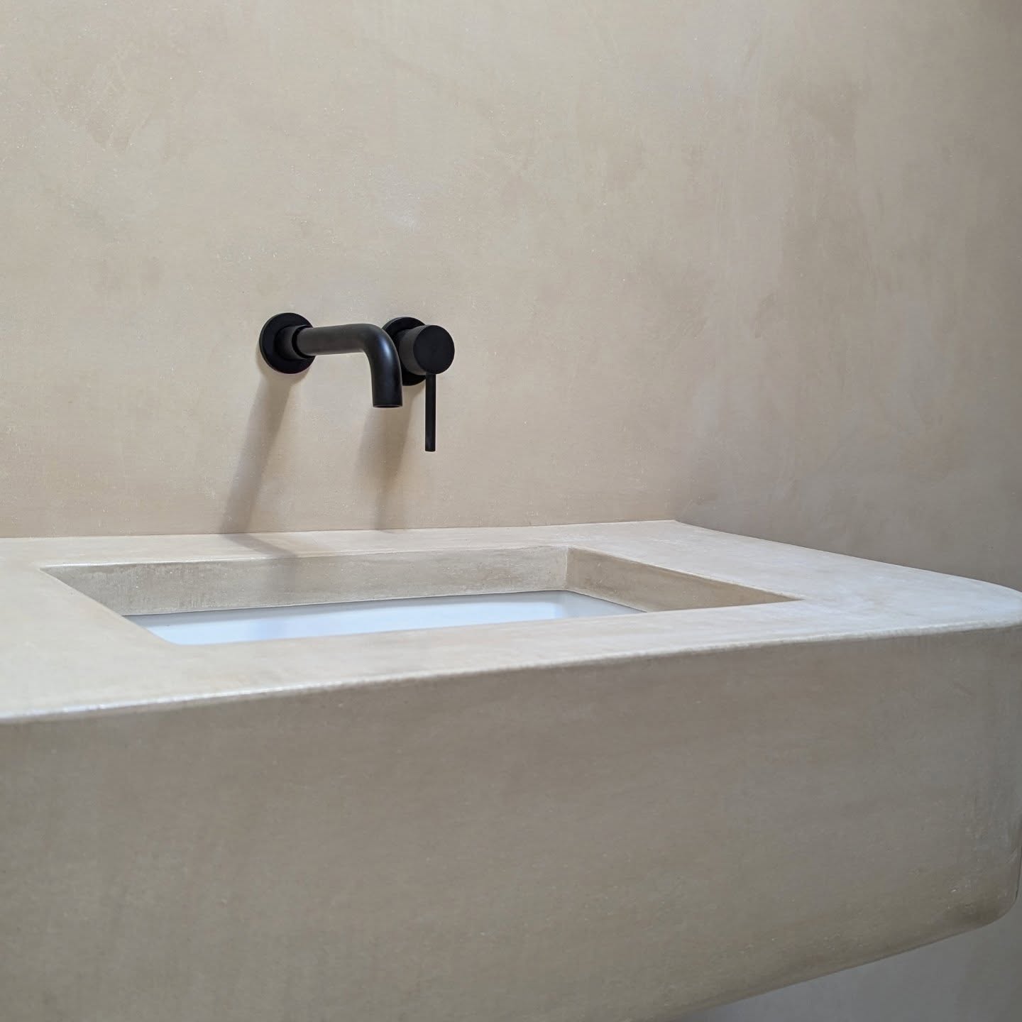 We plastered the entire bathroom, from the floors to the ceiling, skylight, and shower, but this floating tadelakt vanity is totally stealing the show.
Helps when your client has excellent taste and awesome building skills...@loganfair
#tadelakt