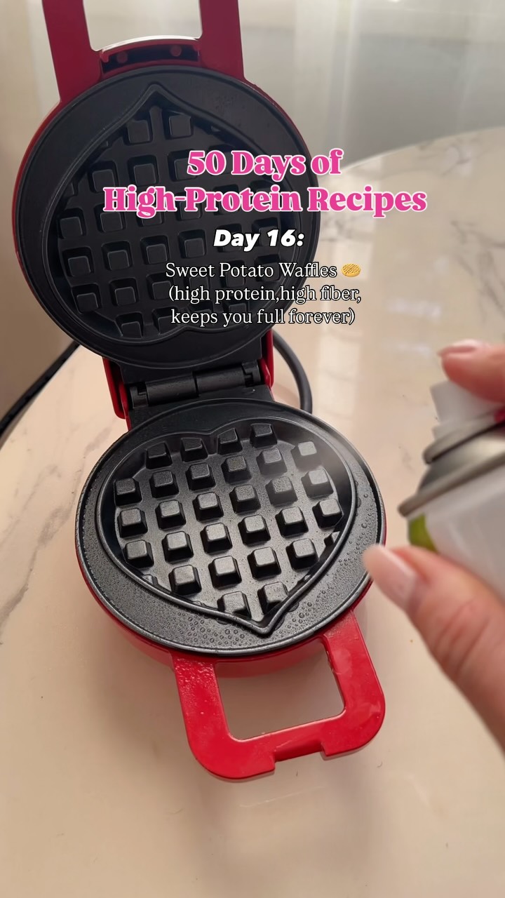 Why these are SO good (besides the cuteness & taste) 🧇🥹🤭:
They are high in protein to support muscle & recovery PLUS high in fiber to keep you full, support digestion & balance blood sugar.
The sweet potato = slow-digesting carbs for energy.
And with things we normally have in our cupbord!✍️
• 150g mashed sweet potato (1/3 sweet potato)
• 1 egg + 2 egg whites
• 1 scoop vanilla protein powder
• 1 tbsp almond butter
• 4 tbsp oat or normal flour
• ½ tsp baking powder
• Dash cinnamon + vanilla
(Mix, spray with coconut oil, waffle for 3–4 mins)
Toppings I used:
Greek yoghurt (¼ cup), raspberries, drizzle of honey for extra fiber!🙌🏽
Approx Macros (without toppings):
Calories: ~260
Protein: ~30g
Carbs: ~20–25g
Fat: ~8–10g
Fiber: ~6–8g
#highproteinmeals #highproteinrecipe #highproteinbreakfast #sweetpotatowaffles #sweetpotatowaffle