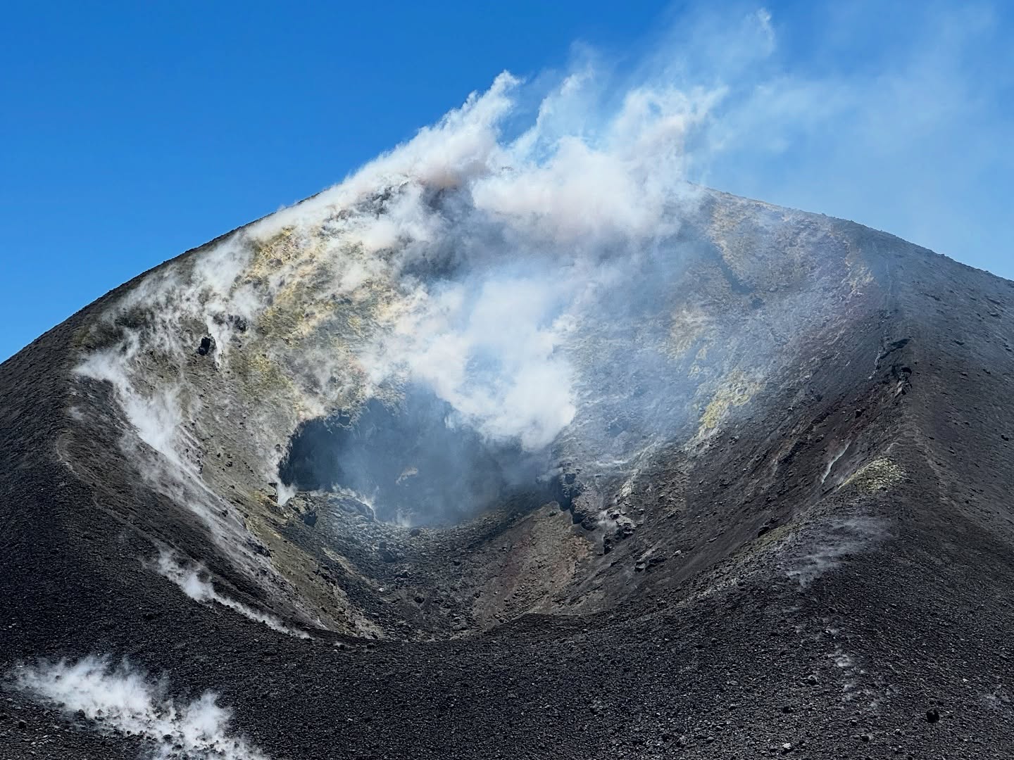 #Etna Cratere Centrale Tour • Le grandi giornata in quota con la gente giusta, in gamba e sportiva e con tanta voglia di visitare l’area sommitale di uno dei vulcani più attivi al Mondo!☀️🌋❤️ #sicily #volcanoes #sicilia #guidevulcanologichesicilia #turismodiqualità
👉 Info/Prenota
🌍 https://www.etnative.com/etna-cratere-centrale
📲 +393780861560
Ⓜ️ etnativo@yahoo.it