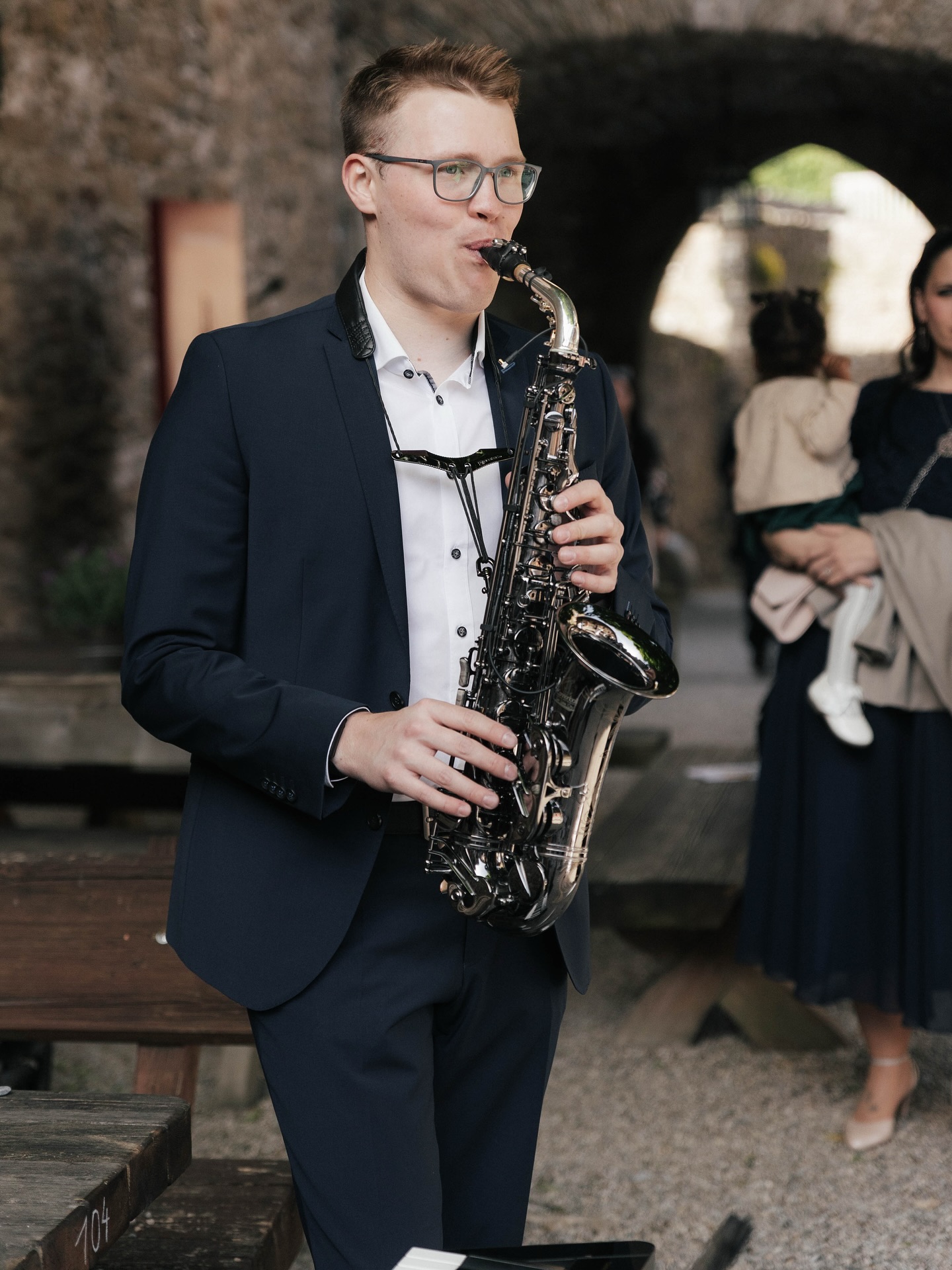 ✨Saxophon, Piano und ganz viel Gefühl – für diese traumhafte Hochzeit in der Burgruine Aggstein durften wir von Saxotic den Sektempfang und die freie Trauung musikalisch begleiten.
Aber das war nur der Anfang: Am Abend ging’s weiter mit DJ, Sax und Keys auf der Tanzfläche – mehr Eindrücke davon folgen bald! 🕺🎷🎹
Mitten in der Natur, über den Donauwellen und umgeben von Geschichte – ein Ort, der Gänsehaut erzeugt. Und genau das war unser Ziel mit unserer Musik: Emotionen verstärken, besondere Momente unvergesslich machen. 💍
Danke an das wunderbare Brautpaar und das großartige Team:
📸 @palooka.wedding
📍 @burgruine_aggstein
👰♀️ @gettingmarriedinaustria
Ihr plant gerade eure Hochzeit und wünscht euch eine elegante Live-Begleitung mit Saxophon, Piano oder DJ plus Live-Musik?
🎶 Schreibt uns eine Nachricht – wir machen euren Tag klangvoll einzigartig.
#saxotic #hochzeitmusik #saxophonliebe #hochzeit2025 #burgruineaggstein #weddingmusic #livebandwedding #trauungsmusik #sektempfangmusik #pianomusic #saxophonundpiano #austriawedding #gettingmarriedinaustria #saxlive #hochzeitsdj