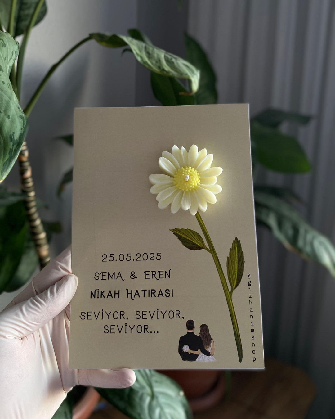 Düğün ve nişan günlerinizi daha özel hale getirmek isterseniz, el yapımı papatya mumlarımız tam size göre! İsim ve tarih ekleyerek kişiselleştirin. Sipariş için profilimdeki linke gidin! 💐✨ #DüğünHediyelikleri #NişanMum #ElYapımıMum