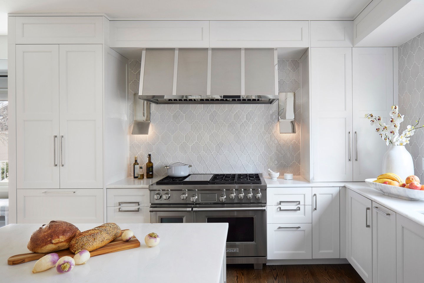 Clean, crisp, and full of subtle details that make all the difference. ✨ This white kitchen with its chrome accents feels fresh yet timeless. The hexagon tile backsplash adds just the right touch of texture, while the banded hood brings quiet sophistication and character to the space.
It’s a kitchen designed to welcome everyday moments with style and ease.
Simple. Refined. Inviting.
