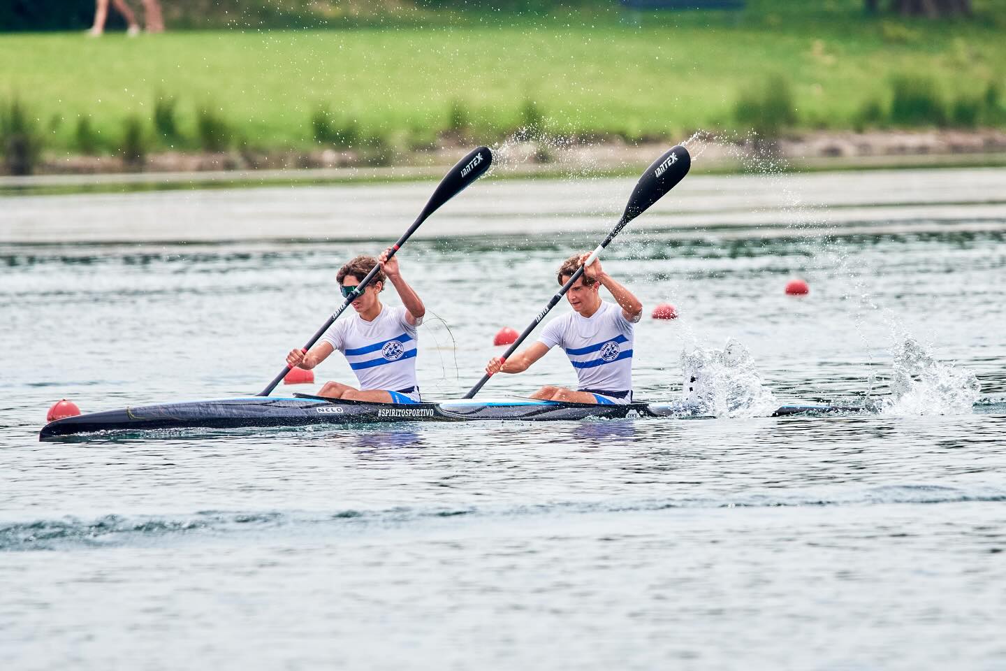 Sabato 7 e Domenica 8 Giugno si sono disputate all’Idroscalo di Milano le gare nazionali sui 1000, 200 e 500 metri dalle quali il Circolo Sestese torna a casa con buoni risultati visti i podi e le diverse finali conquistate.
Nella giornata di Sabato, sulla distanza dei 1000 metri, il K2 Ragazzi di Marco Pirovano e Manuel Ginocchi sale sul terzo gradino del podio🥉.
Sulla distanza dei 200 metri, la coppia composta da Andrea Martelozzo e Riccardo Montonati si classifica terza nella gara del K2 Junior M, così come quella composta da Sofia Valli e Matilde Rosini in quella del K2 Junior F🥉.
Nella giornata di Domenica l’equipaggio composto da Marco Pirovano, Manuel Ginocchi, Marco Orecchia e Edoardo Urrico conquista la medaglia d’argento nella gara del K4 Ragazzi 500 metri🥈.