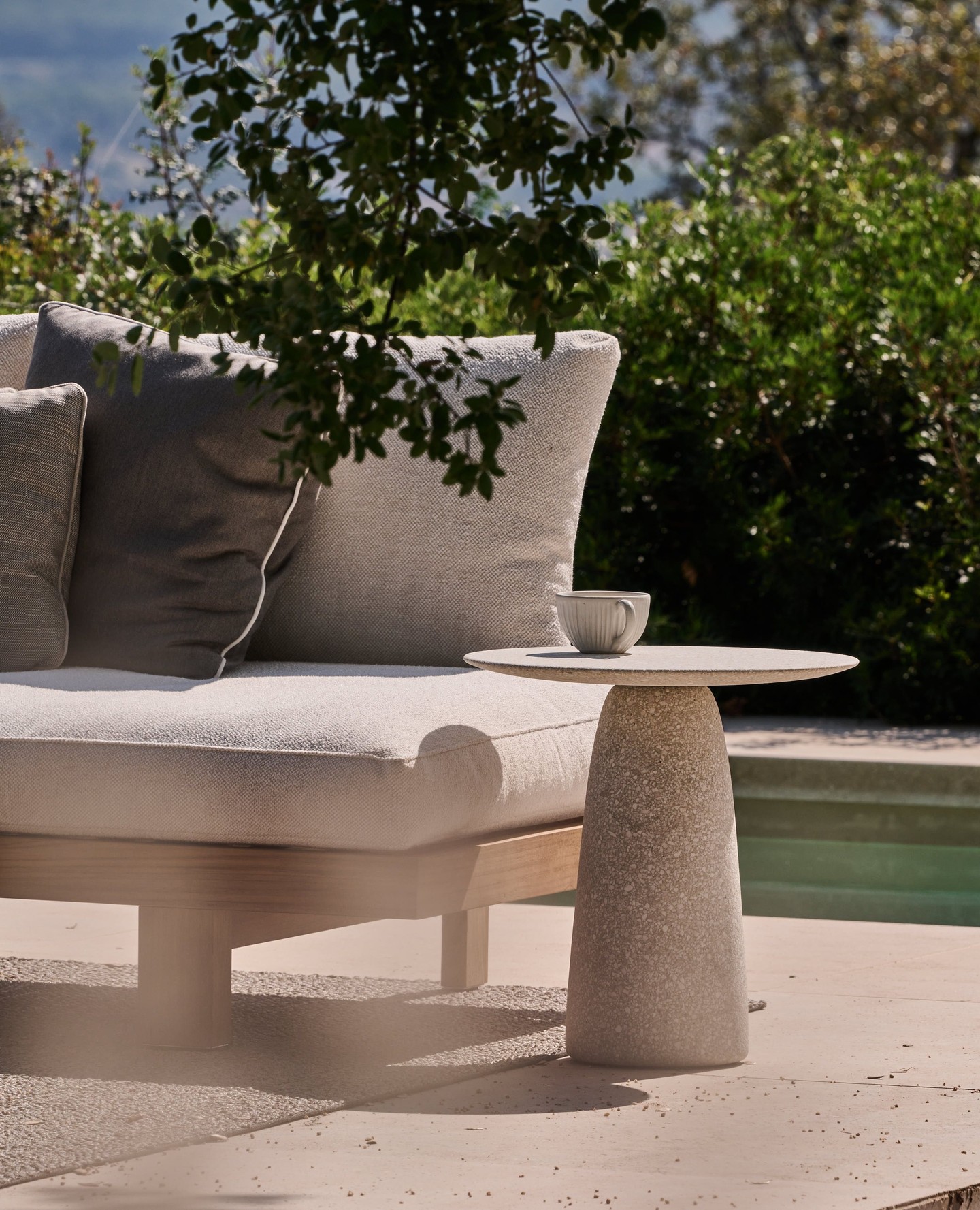 Elevate your outdoor living with the sleek elegance of the “Dunes” side table 🌿✨ Perfectly crafted to complement your favorite lounge spots, available in concrete and teak.