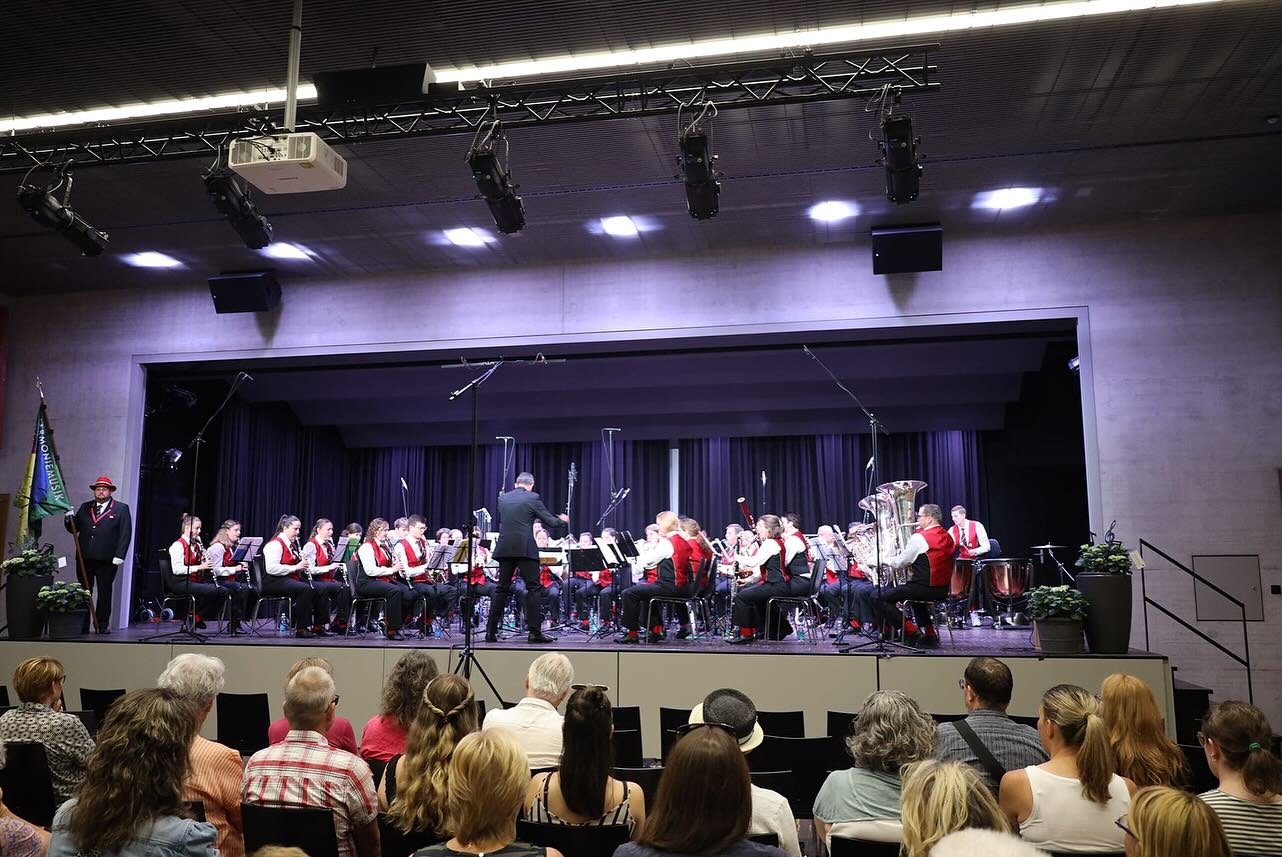 🥇Sieger am Luzerner Kantonalen Musikfest 2025 in der Kategorie Harmonie 2. Klasse
Wir sind unglaublich stolz und freuen uns sehr über diesen Erfolg! Auch bei der Parademusik durften wir einen guten 5. Platz erreichen. 🖤❤️
Herzlichen Dank an @soorsi2025 für die Organisation dieses tollen Musikfestes.
#hmh #harmoniemusikhitzkirchertal #soorsi2025 #musikfest #sieg #188punkte #stolz