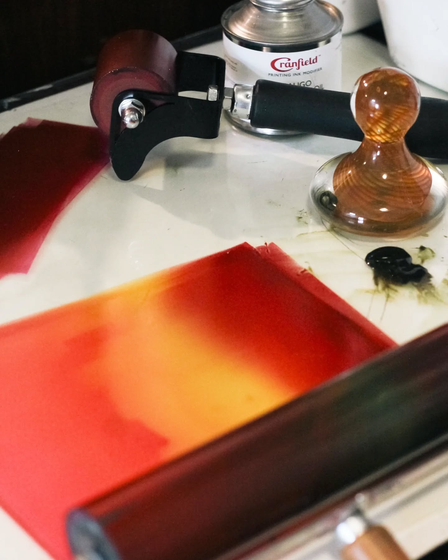 Ink rainbows on the mixing table.
#letterpress #letterpressprinting #letterpress #pressroom #printstudio #printingprep #ink #inkmaking #inkmixing #cranfield #splitfountain