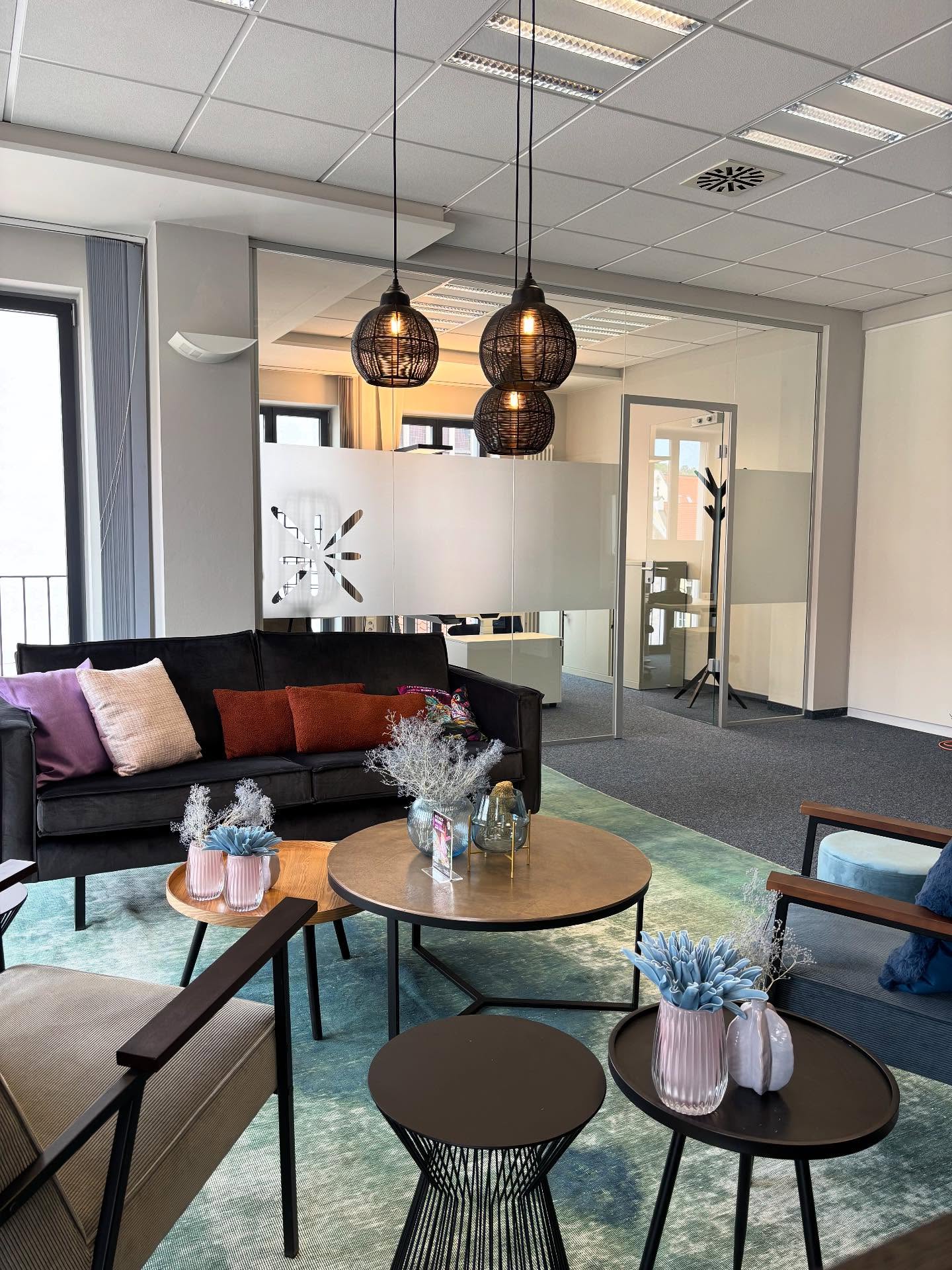 „Struktur ist das Unsichtbare, das gute Räume spürbar macht.“ – N.N.
Hey B+P Freunde, willkommen in Donauwörth!
Ein feines Projekt mit Gespür für Raum, Material und Atmosphäre – auf 265 m² ist ein Ort entstanden, der Ruhe, Funktion und Design perfekt kombiniert. Keine Show, sondern kluge Entscheidungen mit Wirkung.
Hard Facts:
📍 Donauwörth, Stadtzentrum
📆 Projekt: Mai 2024 – Juni 2025 / Bauzeit: Mai – Juni 2025
📐 Fläche: 265 m² (2. OG)
👩💻 5 Arbeitsplätze, 🪑 35 Sitzplätze
🔧 Nutzung: 2 Büros, Schulungs- & Meetingraum, Lounge, Lager
Das Konzept:
Aus wenig viel gemacht! Mit smart gesetzten Trennwänden und akustisch abgestimmten Decken entstand ein echtes Raumwunder – klar strukturiert, natürlich in Material und Look. Holz, Stoff, CI-Farben und liebevolle Deko-Details schaffen ein Arbeitsumfeld mit Charakter.
#InteriorDesign #Projektliebe #Bürogestaltung #Raumwunder #Donauwörth #StrukturtrifftDesign #BrustundPartner #OfficeInspo #ModernWorkplace #ArchitekturLiebe #SmartSpaces #NewWorkVibes #MaterialitättrifftFunktion #brustpartner