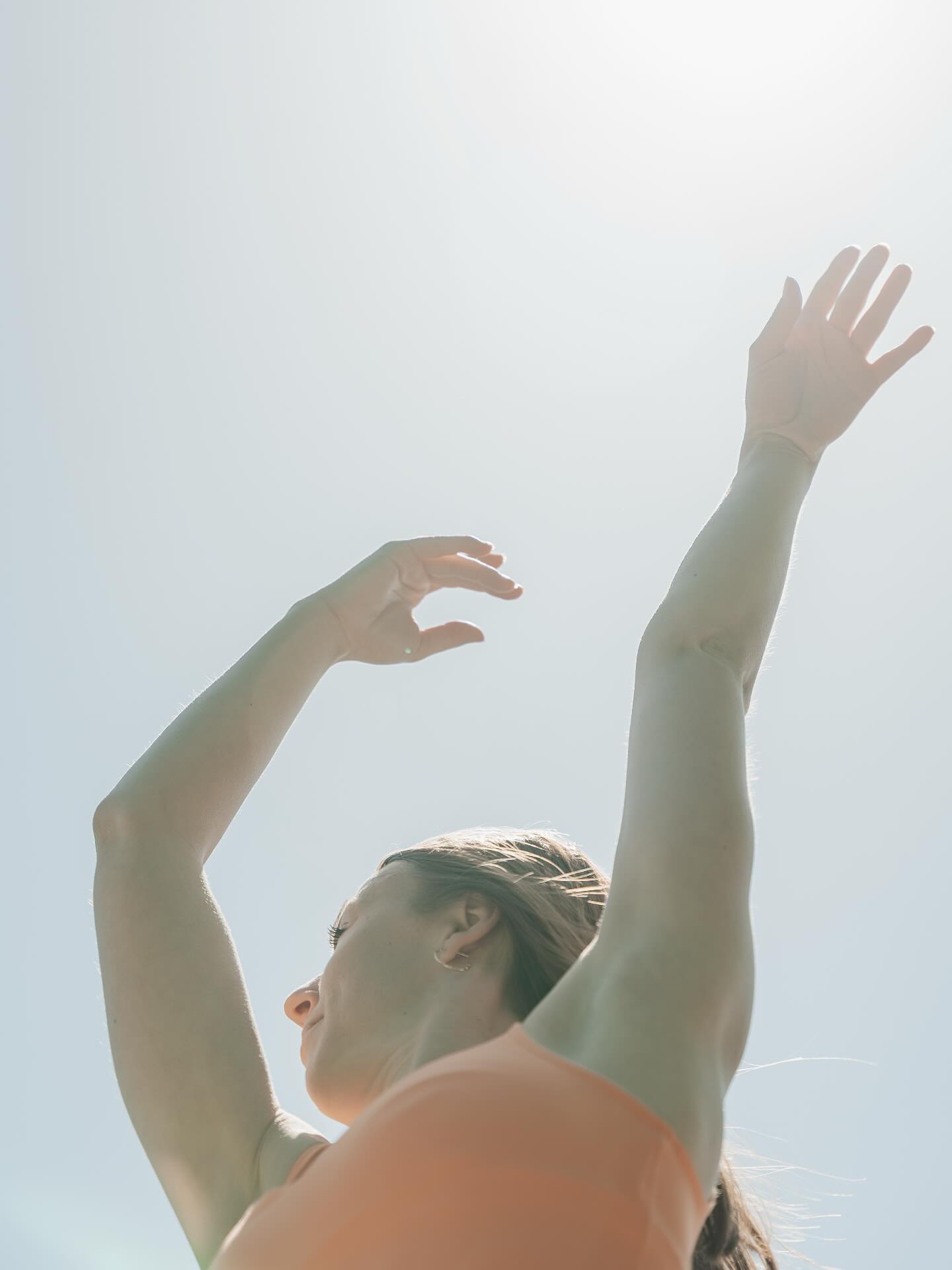 Pause danse pour @bloisdanse avant de vous retrouver cet été à Annecy pour des cours de yoga en studio & au lac.
Rejoins le groupe whatsapp pour les infos des cours de cet été via le lien dans la bio ☀️
📸 @oceaned.photographie 😘