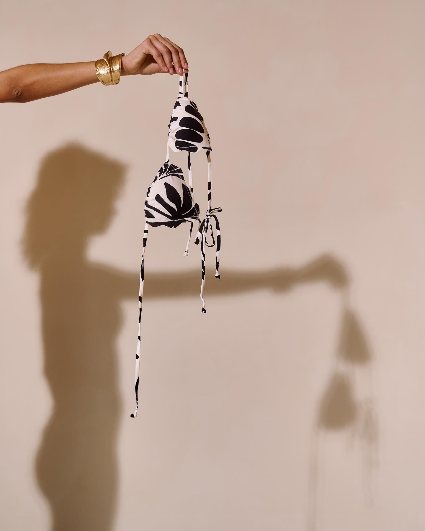 Summer shot by @chantalvdbphotography 🌞
#fotostudio #photostudio #daglichtstudio #daylightstudio #haarlem #fotografie #photography #shootlocatie #shootlocation #photospace #haarlemvenue #amsterdamvenue #rentallocation #verhuurruimte #productshoot #summershot
Fotograaf: Chantal van den Broek @chantalvdbphotography
Stylist: Evy Kleintjes @evykleintjens
MUAH: Bente Mannes @bybente_muah
Model: @zoey_martinaa