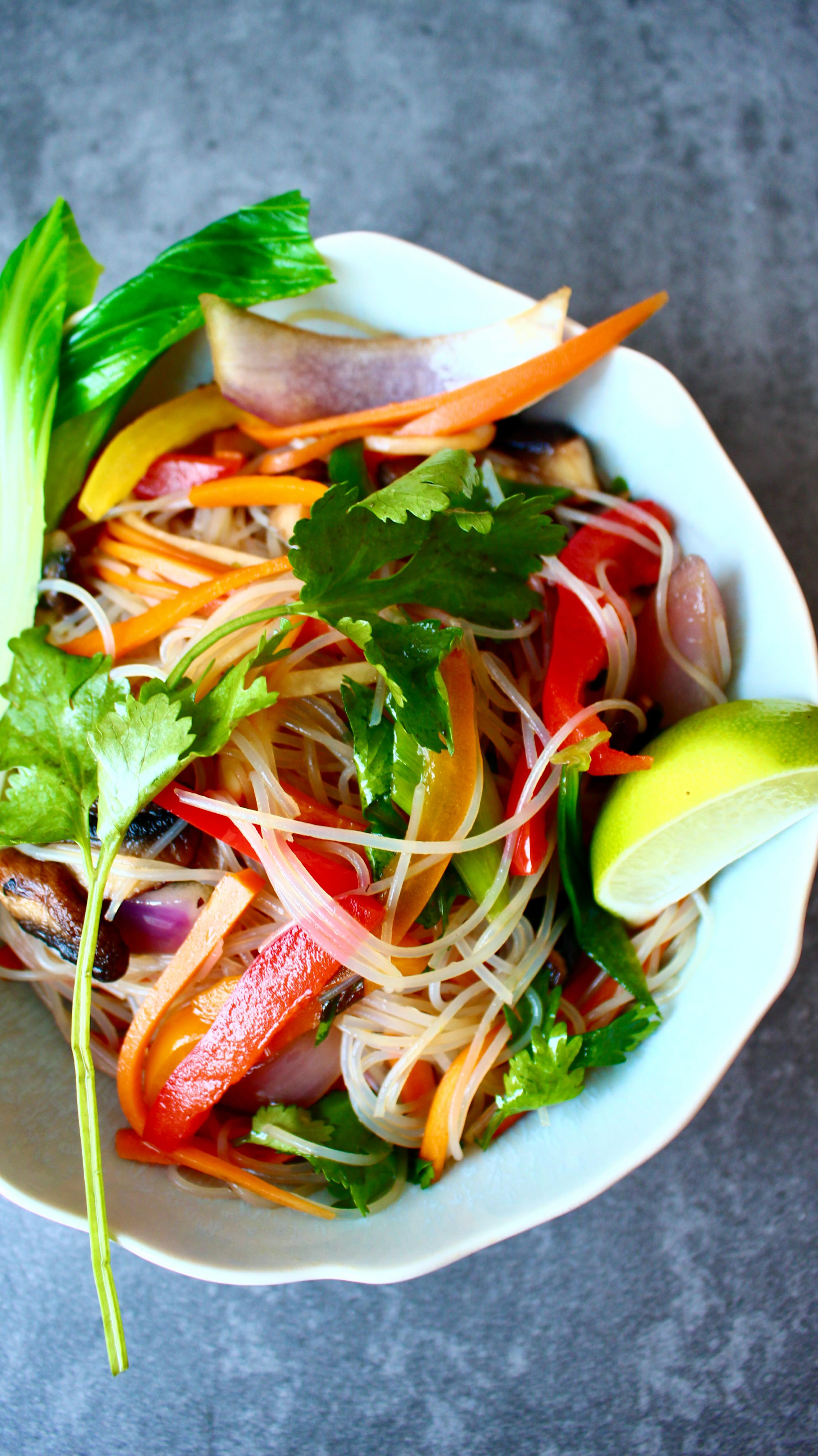 🥢 Asian Glass Noodle Salad with Colorful Vegetables – Vegan or with Crispy Egg 🍳🌱 Refreshing on Hot Summer Days ☀️
#asianfashion #glassnoodles #veganasianfood #veganrecepies #veganblogger #asianart #veganchef #veganstyle #veganblog #veganfoodlover #vegancuisine #asianlife #asianeats #vegan #asian #veganrecipes #veganlife #veganfoodporn #veganlifestyle #asiansalad #asiannoodlesalad #asianstylesalad #appetizersfordinner #healthyappetizers #appetizer #foodforflexitarians #plantbasedeats