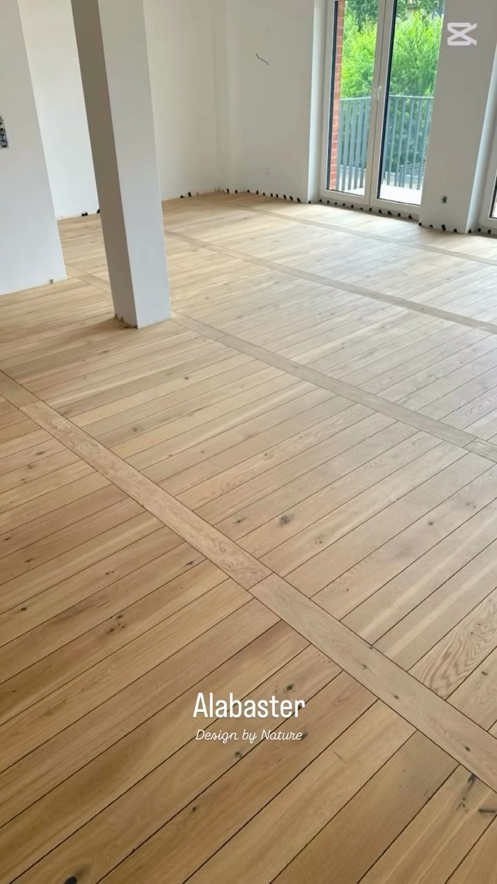 ✨ Zobaczcie niesamowity efekt przed i po montażu naszej deski podłogowej! 🪵✨ Ta piękna deska w układzie drabinkowym ma szerokość 130 mm i długość 1200 mm, a jej wybarwienie Alabaster z czarnymi fazami z kolekcji Design by Nature by @shokodesign doskonale wpasuje się w ten projekt . Przekonajcie się sami, jak bardzo potrafi odmienić przestrzeń! 💫
#deskapodłogowa #podłoga #designbynature #shokodesign #domoweinspiracje #wnętrza #remont #efektprzedipo #stylowewnętrza #drewnianepodłogi #alabaster #dekoracja #inspiracje