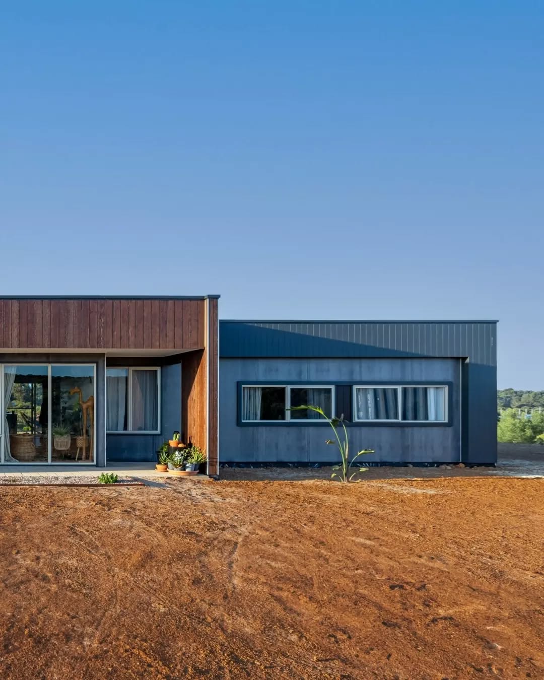 Who says a country home can’t be contemporary?
The Evolution Farmhouse in Pink Lake is proof that rural living can have a modern edge.
With clean lines, urban styling and a striking façade, this home makes a bold first impression.
Swipe to the next post to take in the full scale of this beauty.
Proud member of the @jwhgroup
#RuralBuildingCompany #WeUnderstand #JWHGroup