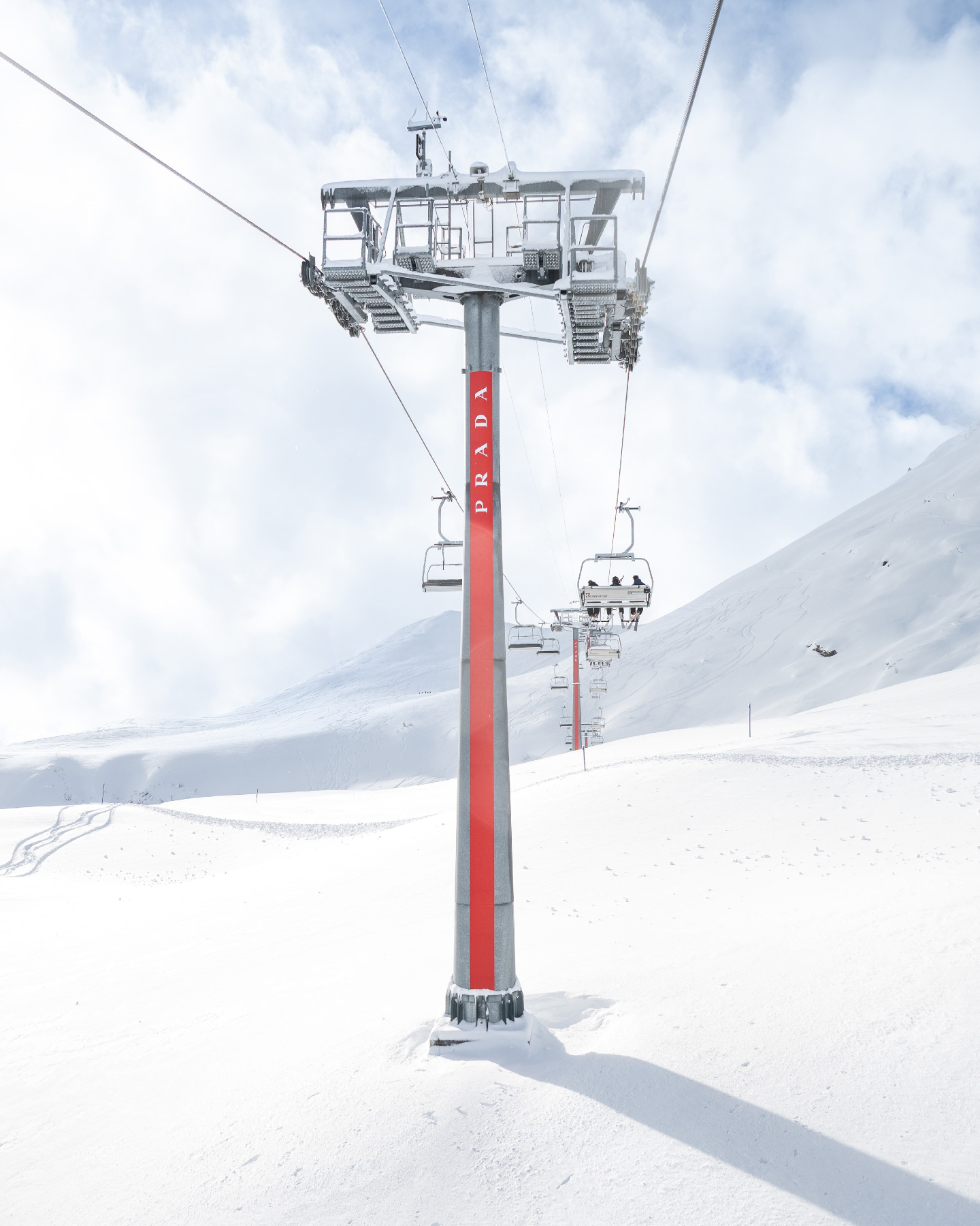 🧠 Visual memory increases when emotion is triggered.
We remember the moments that made us feel something.
Not just the views, but the feeling. Think of a ski day in the Alps:
— The quiet before a descent
— The adrenaline of carving through fresh snow
— That first lift ride into the clouds
— Sun on your face after days of grey
It’s raw. Real. Deeply emotional.
And that’s exactly why we remember it.
Here’s what’s interesting for brands:
When your presence is part of an emotional environment, memory gets amplified.
That’s what makes certain campaigns stick.
👉 If you're planning your next winter campaign and want to explore how brand + emotion + environment can come together in the Alps —>
let’s book a quick call. Happy to share what’s worked (and what hasn’t).