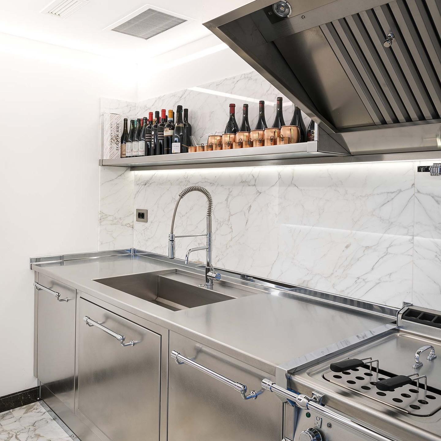 Function meets style. Custom stainless steel fit-out designed to handle the daily grind of busy café life.
▫️Crafted in-house using state of the art equipment
▫️Built for durability and long-lasting performance
▫️Meticulous attention to quality
Backed by over 40 years of fabrication expertise.
Get in touch for bespoke stainless steel fabrication solutions.
#EliteFabrication #StainlessSteelFabrication #StainlessSteel #MadeToMeasure #AustralianMade #SydneyFabrication #TrustedTradies #CafeFitout #CommercialKitchen #StainlessSteelCafe #HospitalityDesign