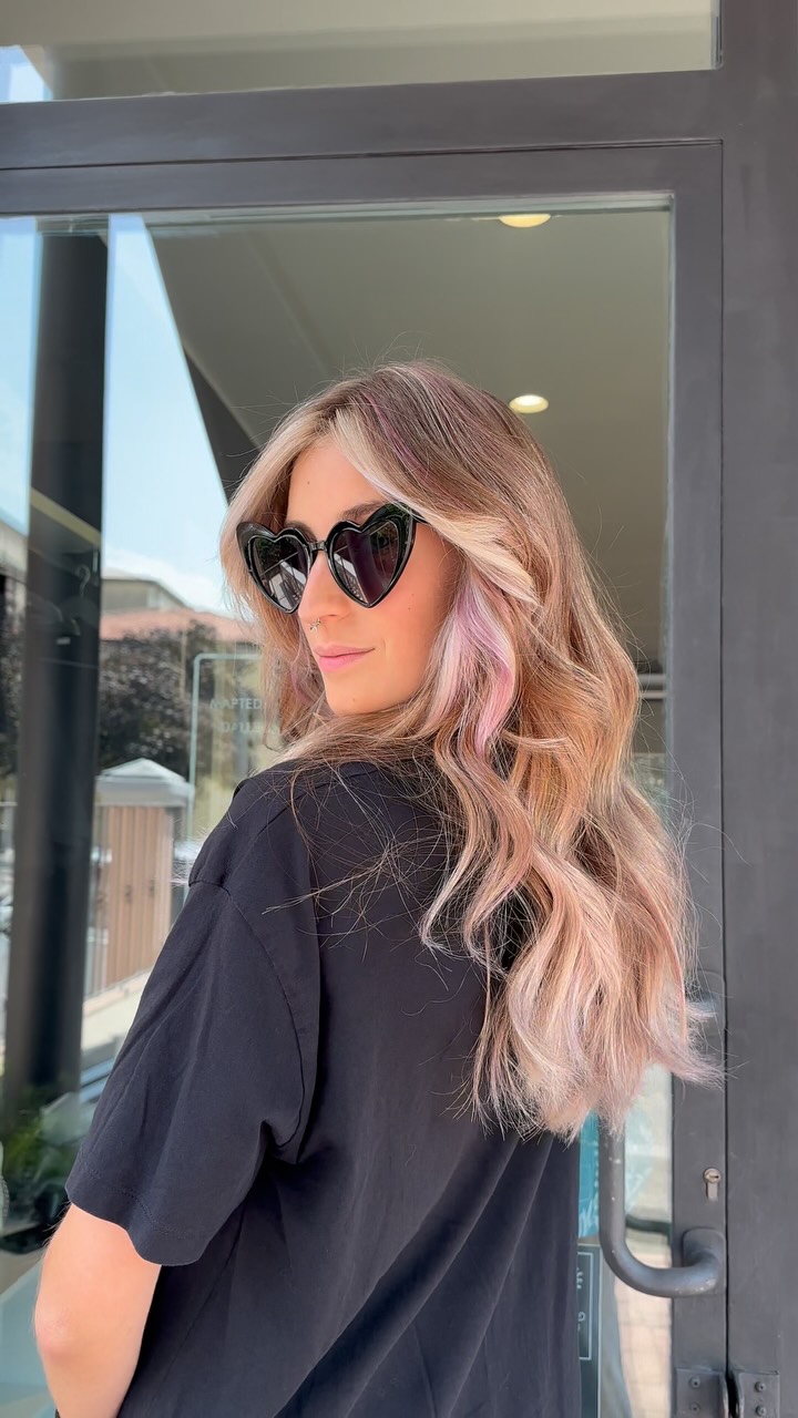 ✨ Barbie vibes ON! ✨
Biondo luminoso con sfumature rosa pastello per un look dolce ma super deciso
Perfetto per chi ama distinguersi con stile!
Prenota ora il tuo cambio look 🤍🤍