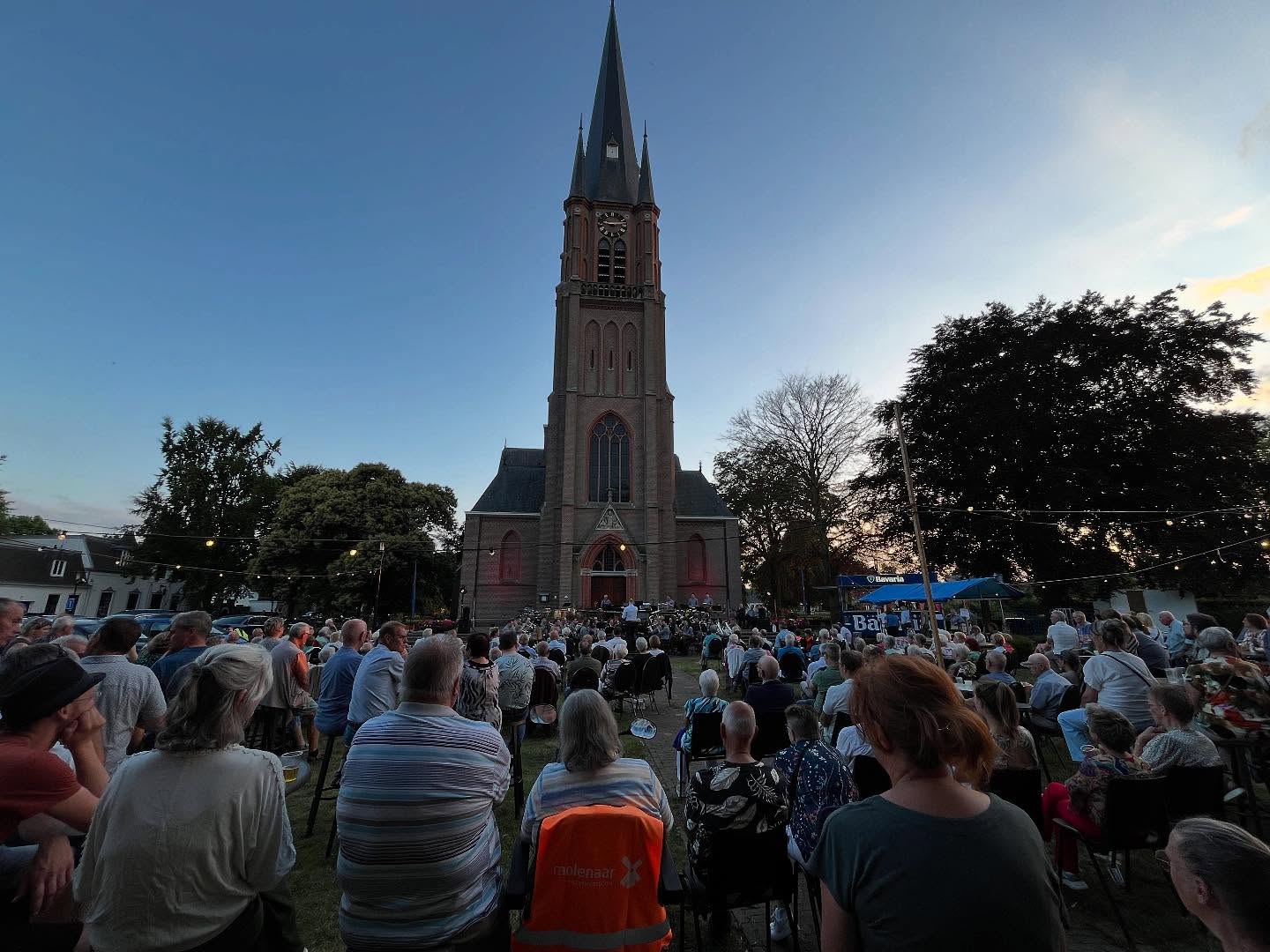 Zomeravond Live is begonnen! En hoe… 2de helft start zo. Voel je vrij om nog langs te komen voor een Sangria of een lekker fris (alcoholisch) drankje!
#zomeravondlive #stjan #muziekvereniging #muziekverenigingstjan #zomeravondconcert