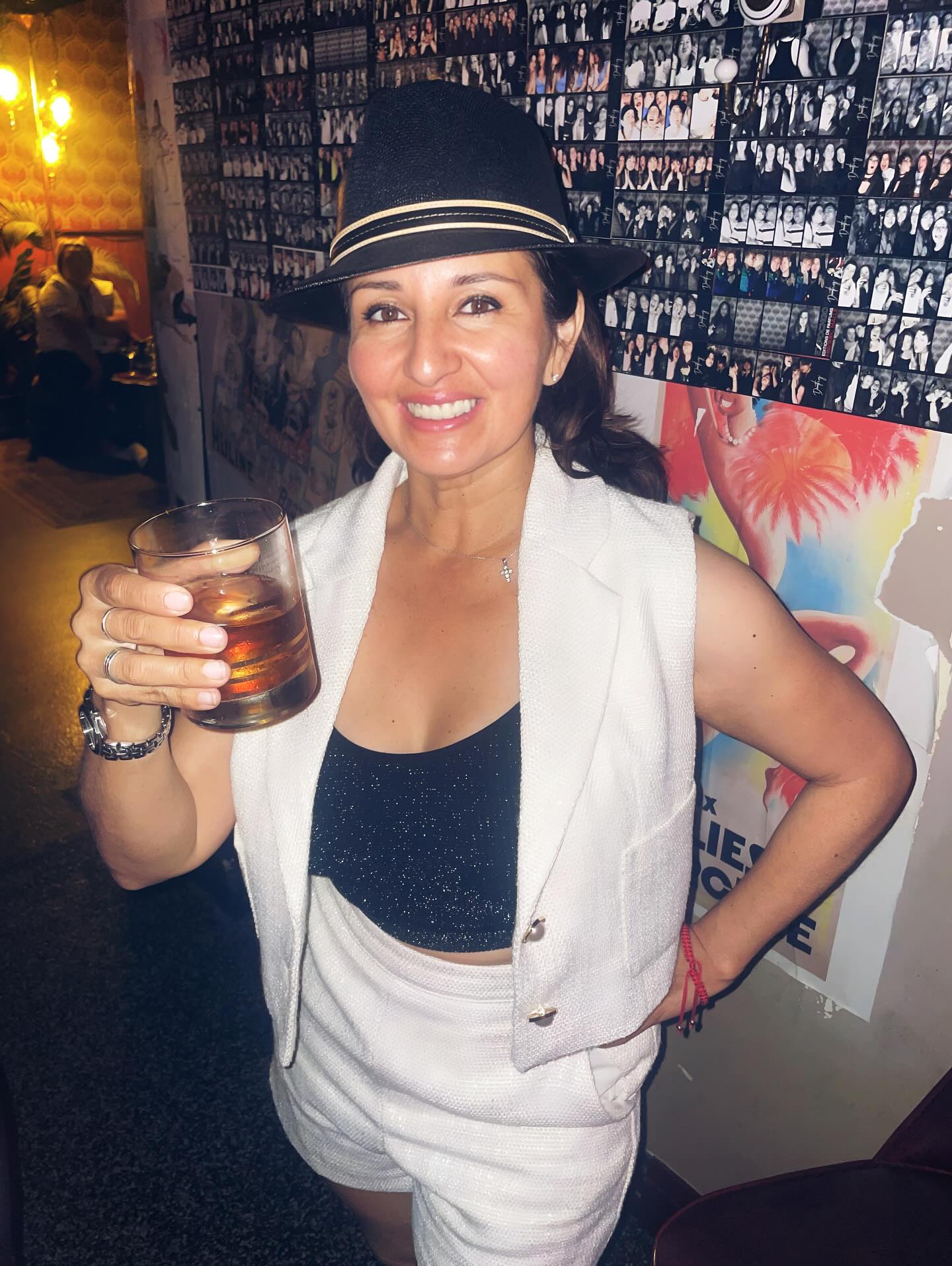 💛Se vale pausar, respirar y sonreír…Salud 🥃
😁Cheers to good vibes and better days🍷
#goodvibes #sonrie #salud #pridemonth #femme