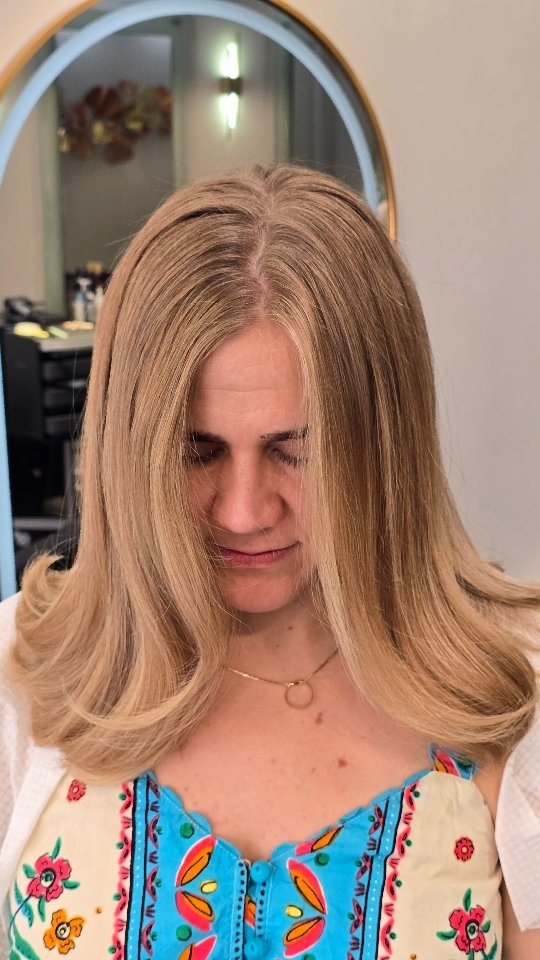 ✨ AirTouch Balayage ✨
Soft, seamless blend with a light beige blonde glow – perfect for that effortless summer brightness. This technique lifts with precision, creating a natural, sun-kissed finish with minimal damage.
💨 Feathery light
🌿 Natural transition
☀️ Perfect for low-maintenance blondes
DM to book your transformation 💬💇♀️
#AirTouchBalayage #BeigeBlonde #BlondeSpecialist #HairTransformation #BalayageLondon #MaryleboneSalon #SummerHairVibes #SunkissedHair #BlondeGoals #modernhairtechniques